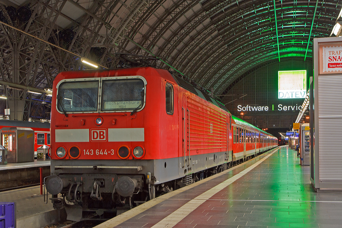 
Die 143 644-3 (ex DR 243 644-2) der DB Regio ist mit einem Nahverkehrszug (n-Wagen, ex Silberlinge) am 29.12.2013 (1:47 Uhr) im Hauptbahnhof Frankfurt am Main abgestellt.

Die Lok wurde 1990 bei LEW unter der Fabriknummer  20466 gebaut und als DR 243 644-2 an die Deutsche Reichsbahn geliefert, 1992 erfolgte die Umzeichnung in DR 143 644-3 und 1994 in DB 143 644-3. Sie tr�gt die NVR-Nummer  91 80 6143 644-3 D-DB und die EBA-Nummer  EBA 95O02A 198.    
