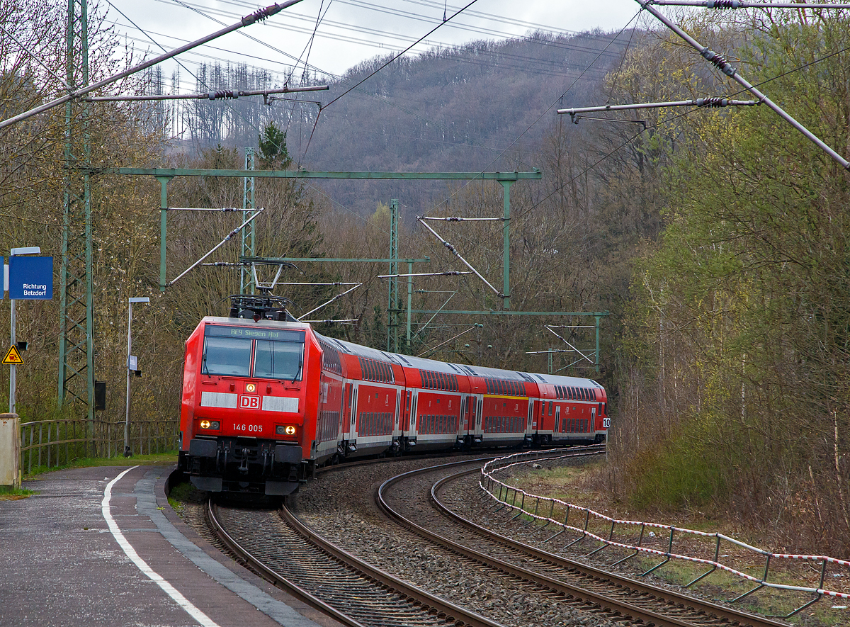 Die 146 005-4 (91 80 6146 005-4 D-DB) der DB Regio NRW rauscht am 01.04.2022, mit dem RE 9 (rsx - Rhein-Sieg-Express) Aachen - Köln - Siegen, durch den Bahnhof Scheuerfeld (Sieg), nächster Halt ist bald Betzdorf (Sieg).

Die TRAXX P160 AC1 wurde 2001 von ABB Daimler-Benz Transportation GmbH in Kassel unter der Fabriknummer 33812 gebaut.

