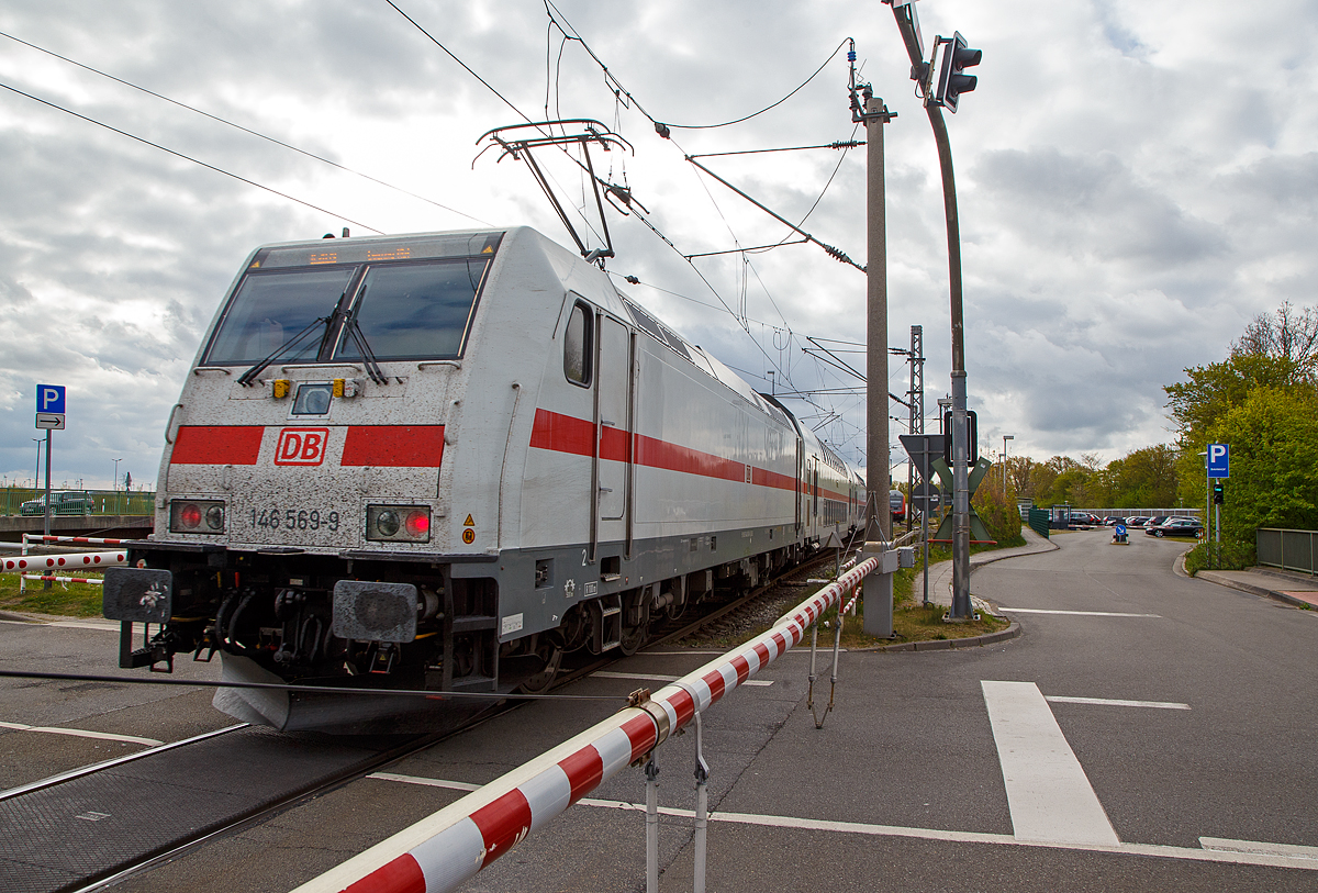 Die 146 569-9 (91 80 6146 569-9 D-DB) schiebt den IC 2039 / RE 56 (52039) Norddeich Mole – Bremen – Hannover -  Leipzig, am 01.05.2022 Steuerwagen voraus und verl�sst den Bahnhof Norddeich Mole. N�chster Halt ist bereits kurz hinter dem B� der Bahnhof Norddeich.

Von Norddeich Mole �ber Oldenburg(Oldb.) bis  Bremen Hbf f�hrt der IC 2 auch als RE 56 (52039), so werden alle Nahverkehrsfahrkarten anerkannt.

Die TRAXX P160 AC2 wurde 2013 von Bombardier Transportation GmbH in Kassel unter der Fabriknummer 35046 gebaut. 
