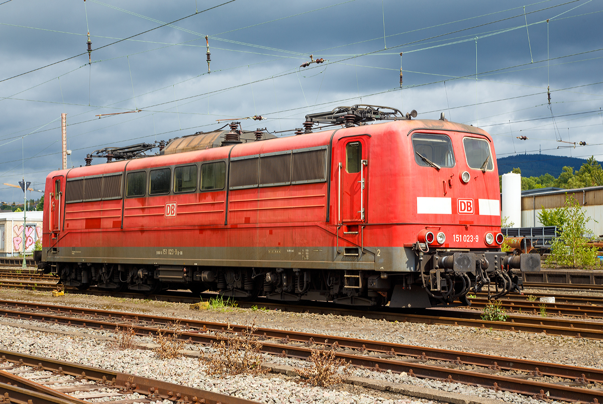 
Die 151 023-9 (91 80 6151 023-9 D-DB) am 19.08.2017 abgestellt in Kreuztal. 

Gebaut wurde die Lok 1974 bei Krupp unter der Fabriknummer 5265.