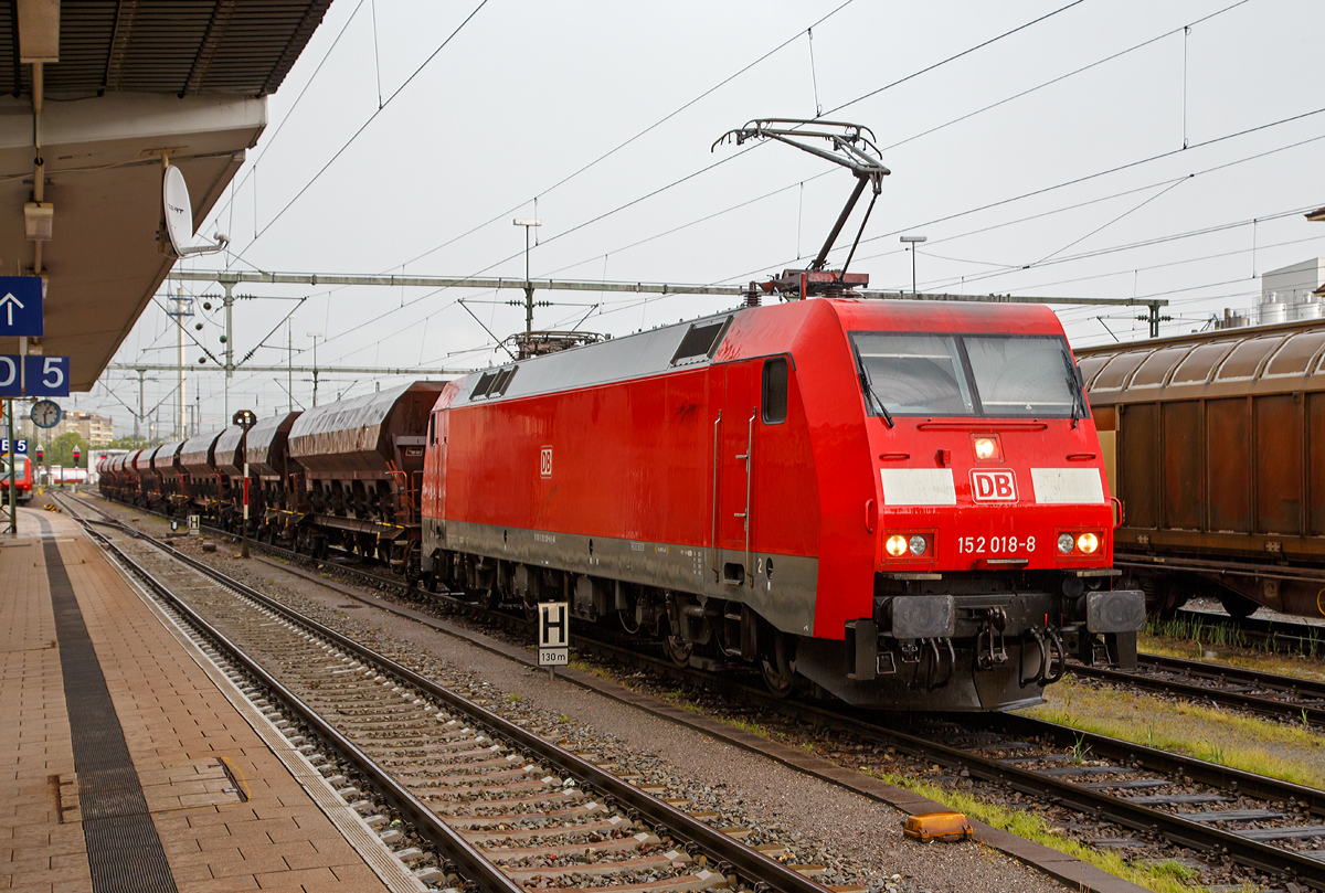 
Die 152 018-8 (91 80 6152 018-8 D-DB) der DB Cargo Deutschland AG fährt am 17.06.2016 mit einem Schüttgutwagenzug durch den Bahnhof Singen. 

Die Lok wurde 1998 von Krauss-Maffei in München unter der Fabriknummer 20145 gebaut, der elektrische Teil ist von DUEWAG (Fabriknummer 91924).