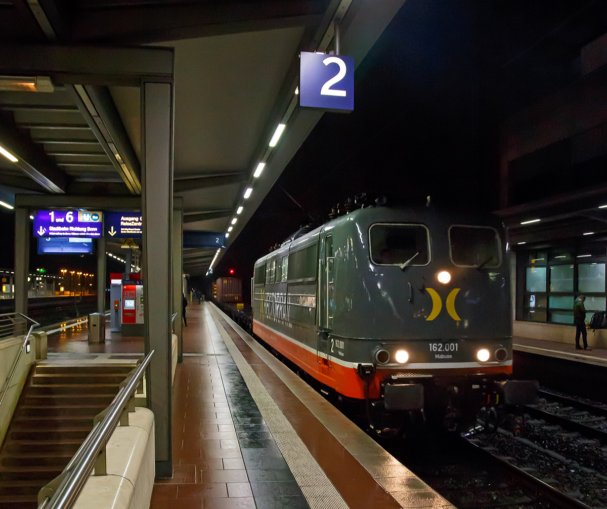 
Die 162.001  Mabuse  (91 80 6151 013-0 D-HCTR) der Hector Rail (Germany) GmbH zieht am 20.02.2017 (23.41 Uhr) eine Containerzug durch den Bahnhof Siegburg/Bonn in Richtung Siegen. 

Die Lok Lok wurde 1973 von Krupp unter der Fabriknummer 5255 und als 151 013-0 an die DB geliefert. Bis zum 29.02.2016 war sie für die DB Cargo (91 80 6151 013-0 D-DB) unterwegs und wurde dann an die Hector Rail verkauft. Die Lok wird aber weiterhin in Deutschland registriert und wird nicht in Schweden geführt. Warum andere Seiten sie unter Schweden führen verstehe ich nicht ganz.