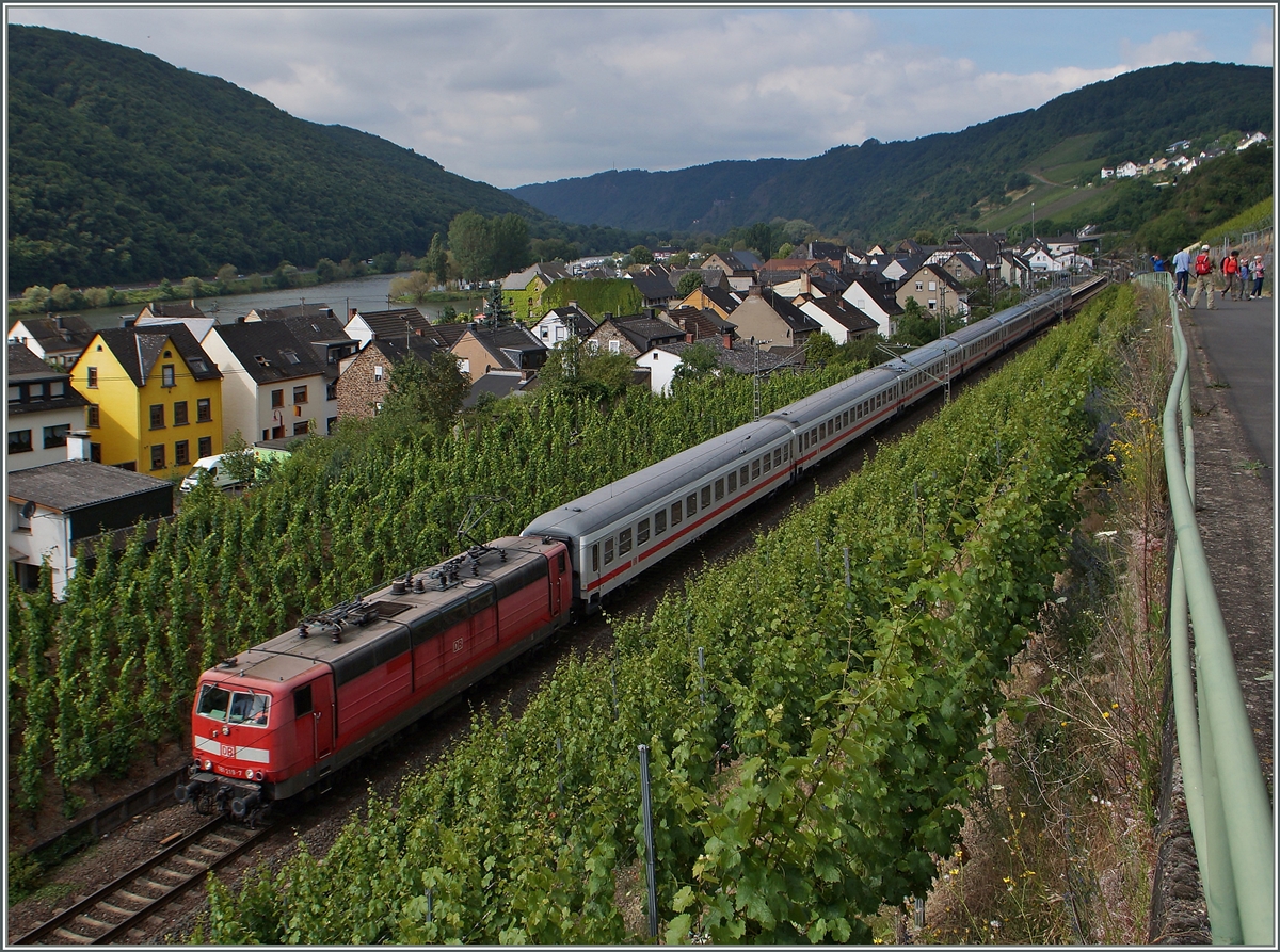 Die 181 219-7 zieht den IC 133  Ostfriesland  von Luxemburg nach Norddeich Mole bei Hatzenport in Richtung Koblenz.
21. Juni 2014