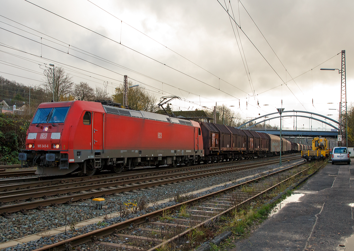 
Die 185 345-6  (91 80 6185 345-6 D-DB) der DB Schenker Rail Deutschland AG fährt am 21.11.2015, mit einem langen Coilgüterzug, von Kreuztal in Richtung Hagen los. Ich vermute das es sich um leere Wagen handelte, denn es wurde ohne Schublok gefahren.