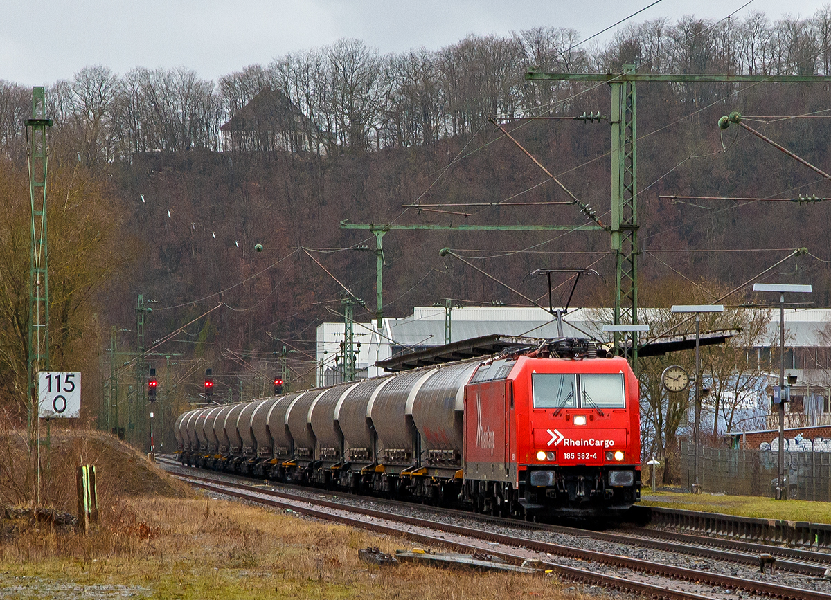 
Die 185 582-4 (91 80 6185 582-4 D-RHC) der RheinCargo GmbH & Co. KG, ex 2051 (91 80 6185 582-4 D-HGK) der HGK - Häfen und Güterverkehr Köln AG fährt am 10.02.2019 mit einem Braunkohlestaubzug (Silowagen der Gattung Uacns) durch den Bahnhof Brachbach (Mudersbach/Sieg) in Richtung Siegen. 

Die RheinCargo ist ein 2012 gegründetes Gemeinschaftsunternehmen der Häfen und Güterverkehr Köln AG und der Neuss-Düsseldorfer Häfen GmbH & Co. KG (NDH), die jeweils zu jeweils 50 % Eigentümer sind. 
