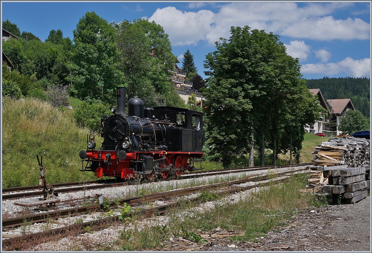 Die 1915 von SLM Winterthur unter der Fabriknummer 2538 gebaute E 3/3 N° 5  Rhône  für die Alusuisse Sierre - Chippis wurde von der C.F.T.V.P. (Coni'Fer) übernommen. Heute fährt das  Tigerli  auf der gut 7.5 Km langen Strecke Les Hôptiaux Neufs - Fontaine Ronde als 030T5 im Museumsbahndienst. Die Strecke war vor Eröffnung der NBS Vallorbe - Frasne 1916 Bestandteil der Verbindung Paris - Milano mit bis zu vierzig Zügen pro Tag. 

Im Bild das Tigerli E 3/3 N° 5 in Les Hôptiaux Neufs bei einer Rangierfahrt vom Dépôt zum Zug. 

16. Juli 2019