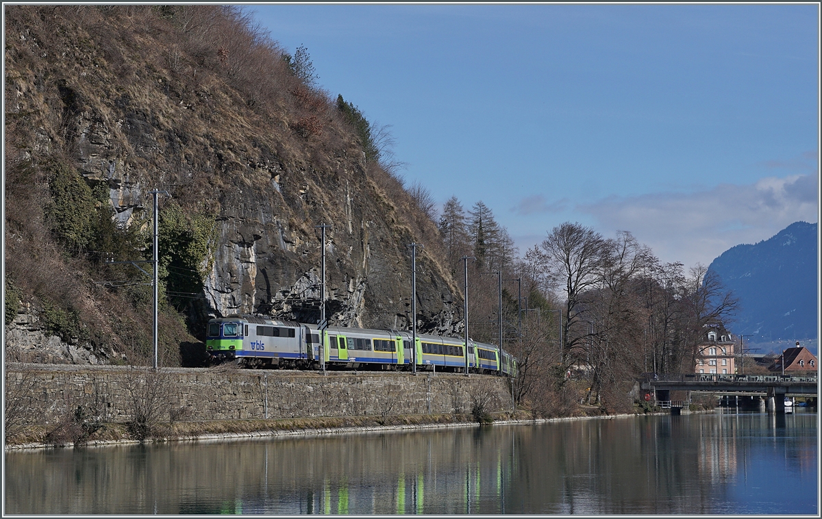 Die 1966 gebaute BLS Re 4/4 501 erreicht ihrem RE 4068 von Zweisimmen kommend ihr Ziel Interlaken Ost. 
Der geschoben Zug besteht aus folgenden Fahrzeugen (von vorne nach hinten): Bt 50 85 80-35 994-3 CH-BLS, B 50 85 29-34 000-4 CH-BLS, B 50 85 29-34 020-2 CH-BLS, A 50 85 18-34 011-4 CH-BLS, A 50 85 18 34 022-1 und dem AD 50 85 34-003-3 CH-BLS, sowie der bereits erwähnten Re 4/4 501. 

17. Februar 2021