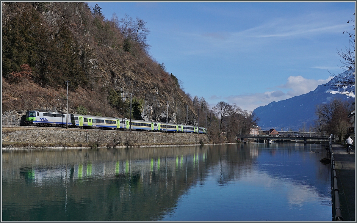 Die 1966 gebaute BLS Re 4/4 501 erreicht ihrem RE 4068 von Zweisimmen kommend ihr Ziel Interlaken Ost. 
Der geschoben Zug besteht aus folgenden Fahrzeugen (von vorne nach hinten): Bt 50 85 80-35 994-3 CH-BLS, B 50 85 29-34 000-4 CH-BLS, B 50 85 29-34 020-2 CH-BLS, A 50 85 18-34 011-4 CH-BLS, A 50 85 18 34 022-1 und dem AD 50 85 34-003-3 CH-BLS, sowie der bereits erwähnten Re 4/4 501. 

17. Februar 2021