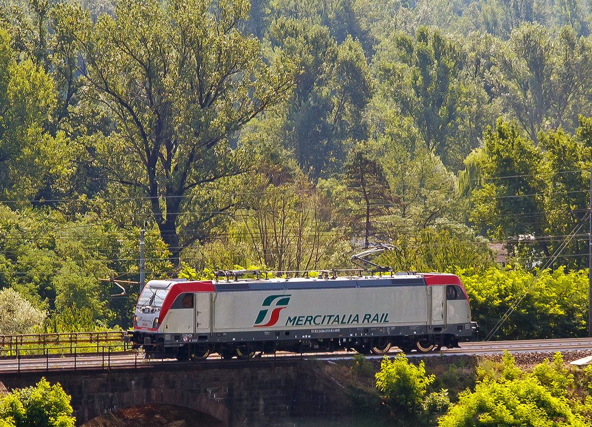 Die 2 494 010-8 (91 83 2494 010-8 I-MIR) eine Bombardier TRAXX F140 DC3 der Mercitalia Rail Srl erreicht, aus Richtung Arnoa kommend, am 05.08.2019 bald den Bahnhof Domodossola. Fotostelle war hier oberhalb der Chiesa di San Quirico.

Die Lok ist Baujahr 2019 und wurde vom Bombardier Werk Vado Ligure (SV) gebaut. Die Mercitalia Rail Srl, eine 100%tige Tochter der Ferrovie dello Stato Italiane (FS, deutsch Italienische Staatseisenbahnen), hat 40 dieser Gleichstromloks vom Typ TRAXX F140 DC3 bei Bombardier. W�hrend der ersten 16 Jahre werden die Loks vom Hersteller gewartet.

Die f�r Eins�tze in Italien, Polen und Slowenien entworfenen Lokomotiven, haben gleich wie die MS3-Variante wieder glatte Au�enw�nde. Optional ist ebenfalls das Last-Mile-Modul, bestehend aus Dieselmotor, Traktionsbatterie und Kraftstofftank verf�gbar. In Italien werden sie als Baureihe E.494 bezeichnet. Loks ohne LM (wie diese hier) werden als BR E.494.0 gef�hrt, w�hrend Loks mit LM-Modul als Br. E.494.5 gef�hrt werden.

Neue Lokomotive E.494 der TRAXX-Familie von Bombardier wird mit 3 kV Gleichstrom betrieben und ist f�r das italienische Eisenbahnnetz zugelassen. Mit einer Leistung von 6,4 MW und einer H�chstgeschwindigkeit von140 km/h hat es eine Zugkraft beim Anfahren von 320 kN. Ausgestattet mit elektrischer regenerativer und rheostatischer Bremse, SCMT-Signalisierung und Vorbereitung f�r ETCS.



TECHNISCHE DATEN:
Bestellte St�ckzahl: 40
Hersteller: Bombardier, Werk Vado Ligure (Italien)
Spurweite:  1.435 mm (Normalspur)
Achsformel: Bo'Bo'
L�nge �ber Puffer: 18.900 mm
H�he: 4.228 mm
Breite: 2.977 mm
Drehzapfenabstand:  10.440 mm
Dienstgewicht: 86 t
H�chstgeschwindigkeit: 140 km/h 
Dauerleistung:  6.400 kW 
Anfahrzugkraft:  320 kN
Treibraddurchmesser:  1.250 mm (neu) / 1.170 mm (abgenutzt)
Stromsysteme: 3.000 V DC / 1.500 V DC
Anzahl der Fahrmotoren: 4