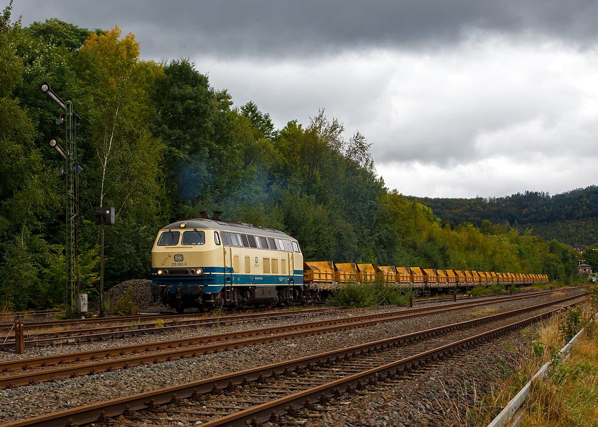 
Die 215 082-9 der Aggerbahn (Andreas Voll e.K., Wiehl), eigentlich 225 082-7 (92 80 1225 082-7 D-AVOLL), ex DB 225 082-7, ex DB 215 082-9, fährt am 26.09.2020, mit einem Schotterzug (Kippwagen MK 45 DH „LW-Kipper“, der Gattung Rlps, der KAF Falkenhahn Bau AG), von Herdorf weiter in Richtung Haiger.