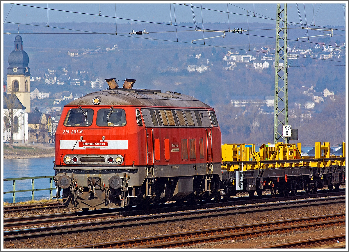 Die 218 261-6 der Bahnbau Gruppe (DB Gleisbau) fährt am 09.03.2014 mit einem Langschienenzug durch Koblenz-Ehrenbreitstein in Richtung Süden (Rheinaufwärts). 

Die V 164 wurde 1973 bei Henschel in Kassel unter der Fabriknummer 31738 gebaut und an die DB geliefert, seither wird sie auch als 218 261-6 bezeichnet. Im November 2008 wurde sie z-gestellt und dann an die Deutsche Bahn Gleisbau GmbH verkauft. 

Technische Daten:
Achsformel:  B'B'
Spurweite:  1.435 mm
Länge: 16.400 mm
Gewicht:  79 Tonnen
Radsatzfahrmasse:  20,0 Tonnen
Höchstgeschwindigkeit:  140 km/h
Motor: Wassergekühlter V 12 Zylinder Viertakt MTU - Dieselmotor vom Typ MA 12 V 956 TB 11 (abgasoptimiert) mit Direkteinspritzung und Abgasturboaufladung mit Ladeluftkühlung
Motorleistung: 2.800 PS (2.060 kW) bei 1500 U/min
Motorhubraum: 114,67 Liter (insgesamt)
Getriebe: MTU-Getriebe K 252 SUBB (mit 2 hydraulische Drehmomentwandler)
Leistungsübertragung: hydraulisch
Tankinhalt:  3.150 l
Bremse:  hydrodynamische Bremse KE-GPR2R-H mZ

NVR-Nummer:  92 80 1 218 261-6-D-DBG
