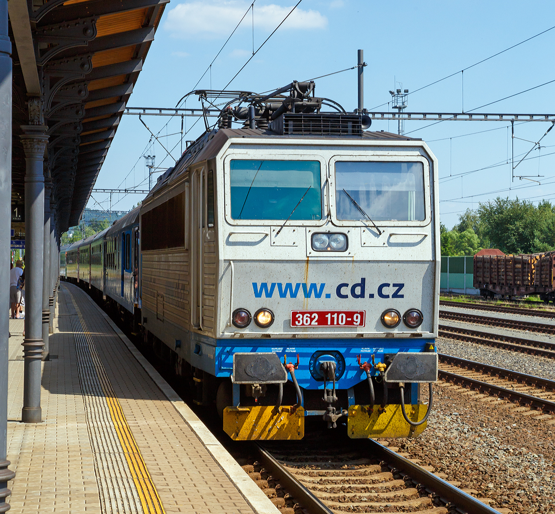 
Die ČD 362 110-9 (CZ ČD 91 547 362 110-9), ex ČD 363 110-8,  erreicht mit dem Rx 760  Vyšehrad  (Praha hl.n. - Plzeň hl.n. - Cheb / Prag Hbf - Pilsen Hbf - Eger) den Bahnhof Mariánské Lázně (deutsch Marienbad). 

Die tschechische Baureihe 362 entstand ab 1993 aus Umbauten der Baureihe 363 (ex ES 499.1), wichtigste Merkmal ist die höhere Höchstgeschwindigkeit von 140 km/h (anstelle der 120 km/h).