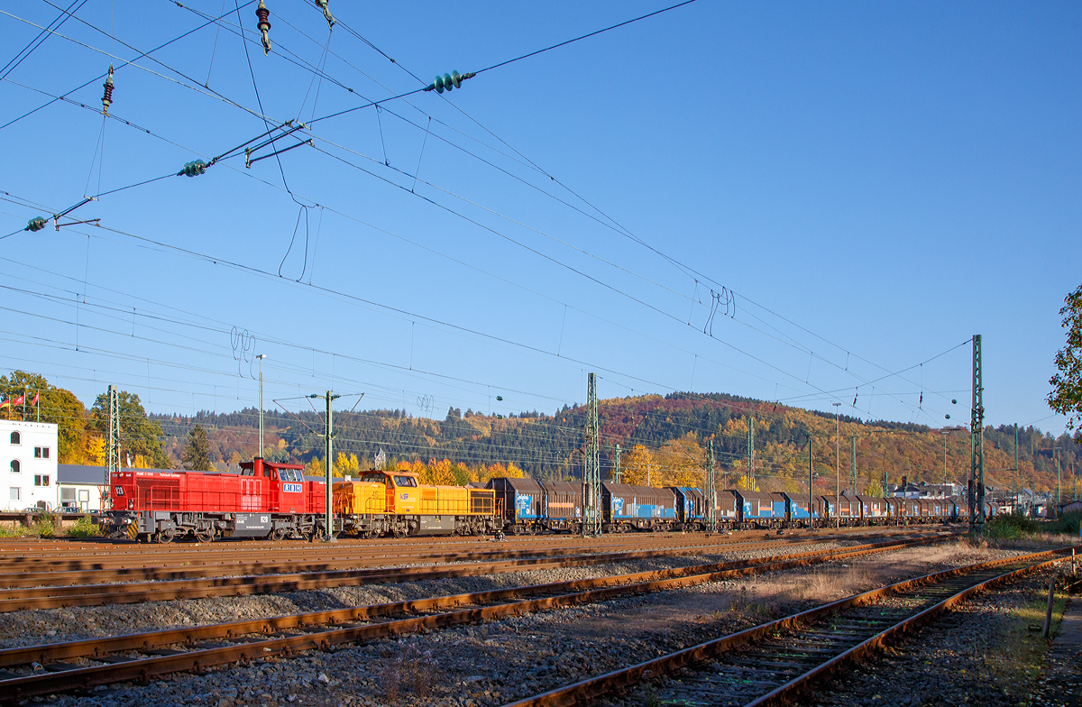 
Die 275 815-9 (92 80 1275 815-9 D-KSW) eine MaK G 1206, wohl nun in KSW Diensten, ex Ruhrpott Sprinter RBH 828, und die KSW 46 der Kreisbahn Siegen-Wittgenstein (92 80 1277 807-4 D-KSW) eine Vossloh G 1700-2 BB kommen am 27.10.2015 in Doppeltraktion mit einem langen Coil-Güterzug in Betzdorf/Sieg an. Hier setzen die Loks um, damit sie dann über die Hellertalbahn in Richtung Herdorf fahren können.