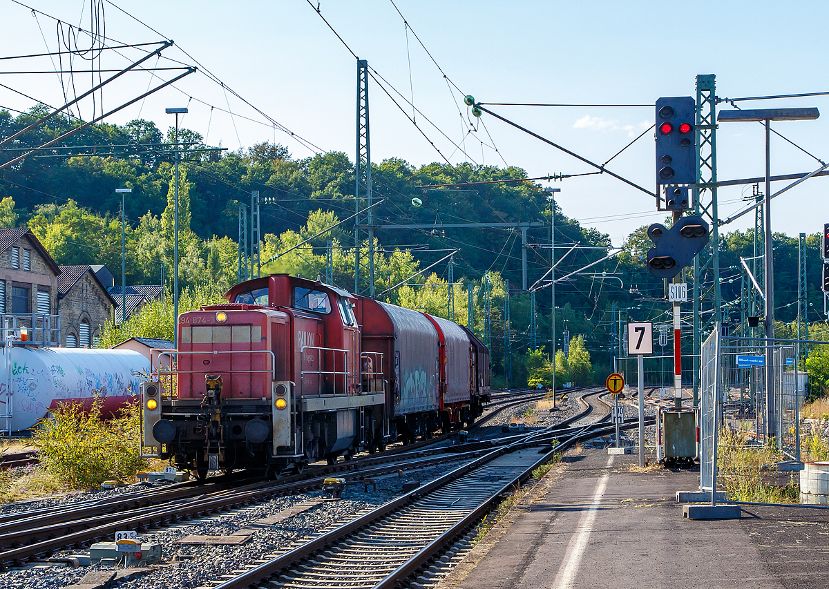 
Die 294 874-3 (98 80 3294 874-3 D-DB), ex DB 294 374-4, ex DB 290 374-8, fährt am 01.09.2018 mit einem kurzen Coilzug durch Betzdorf (Sieg) in Richtung Siegen.