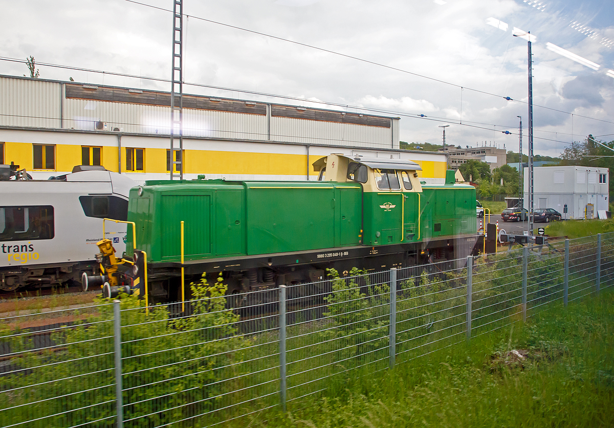 
Die 295 049-1 (98 80 3295 049-1 D-BEG) der BE - Brohltal-Schmalspureisenbahn Betriebs-GmbH, ex DB 295 049-1, ex DB 291 049-5, ist am 15.05.2016 beim Betriebswerk der trans regio Deutsche Regionalbahn GmbH in Koblenz-Moselwei� abgestellt. Das Bild konnte ich einem Zug heraus machen, leider mit Spiegelungen. Ich hoffe sehr das ich sie nochmal mal frei vor die Linse bekomme, da sie die vorletzte von Jung in Kirchen gebaute Lokmotive �berhaupt ist. 

Die V 90 wurde 1976 von Arnold Jung Lokomotivfabrik GmbH, Jungenthal, Kirchen a.d. Sieg unter der Fabriknummer 14213 gebaut und als 291 049-5 an die Deutsche Bundesbahn geliefert. Im Jahr 2003 erfolgte der Umbau auf Funkfernsteuerung und die Umzeichnung in DB 295 049-1. Bei der DB Schenker Rail Deutschland AG war sie bis 2013 im Bestand, wurde aber am 04.11.2011 z-gestellt und am 07.03.2013 ausgemustert. Im Dezember 2013 ging sie dann an die Brohltal-Schmalspureisenbahn Betriebs-GmbH.

Die Entwicklung der BR 291/295:
Im Jahre 1965 baute die MaK auf eigene Rechnung eine Serie von f�nf Loks, die auf der V 90 basierten, jedoch statt des 12-Zylinder-V-Motors (MTU MB 12 V 652 TA 10) der V 90 einen hauseigenen 8-Zylinder-Reihenmotor mit Abgasturbolader vom Typ 8M 282 AKB erhielten. Dessen Leistung betrug abh�ngig von der eingestellten Drehzahl zwischen 1100 PS bei 930/min und 1400 PS bei 1100/min. Die Loks erhielten die Bezeichnung V 90 P. Der Hersteller erhoffte sich Auftr�ge von Privatbahnen und der Industrie, daher das „P“.

Die DB �bernahm im August 1965 die V 90 P 03 und im letzten Quartal 1966 die beiden V 90 P 04 und V 90 P 05 als Mietloks zu Testzwecken. Deren Leistungen am Ablaufberg entsprachen so sehr den Anforderungen, dass eine Bestellung �ber hundert Maschinen erfolgte. Die DB erwarb die drei V 90 P im Juli 1972, nachdem sie sie bei der Umstellung auf Computernummern schon als Unterbaureihe 2919 eingereiht hatte. 

Da sich die V 90 P aufgrund ihrer bundesbahntypischen Bordelektrik (110 V statt der bei NE-Bahnen �blichen 24 V), sowie ihrer konsequenten Auslegung f�r den schweren Rangierdienst nicht bei den Privatbahnen durchsetzen konnte, entwickelte MaK die V 90 P weiter zur MaK G 1600 BB, von welcher 16 St�ck gebaut wurden.

Die Serienloks der BR 291 wurden von 1974 bis 1978 an die Deutsche Bundesbahn ausgeliefert. Bei der MaK in Kiel wurden davon die 291 001 bis 040, sowie die 291 051 bis 100 gebaut. Die Maschinen 291 041 bis 050 kamen dagegen aus Kirchen a.d. Sieg von Jung, die zugleich die letzten von dieser Fabrik gebauten Loks waren.

TECHNISCHE DATEN:
Spurweite: 1.435 mm
Achsanordnung: B'B'
L�nge �ber Puffer: 14.320 mm
Breite: 3.100 mm
Drehzapfenabstand: 7.000 mm
Gesamtachsstand: 9.500 mm
H�chstgeschwindigkeit: 80 km/h Streckengang / 40 km/h Rangiergang 
Dienstgewicht: 80t 
Anfahrzugkraft im Schnellgang:188kN
Anfahrzugkraft im Langsamgang: 236kN

Motorbauart: MaK 8-Zylinder- Viertakt-Diesel- Reihenmotor mit Abgasturbolader
Motortyp:  8M 282 AKB
Leistung:  1030 kW / 1400 
Dauerleistung: 800 kW (1100 PS)
Nenndrehzahl :  950 1/min   
Bohrung/Hub: 240/280mm
Hubraum: 101 l
Motorengewicht: 8.990kg

Getriebe und Leistungs�bertragung:
Das hydraulische Getriebe von Voith hat zwei Wandlerg�nge. Ein mechanisches Nachschaltgetriebe erm�glicht die Wahl zwischen einem Schnell- und einem Langsamgang sowie den Wechsel der Fahrtrichtung. Um feinf�hlige Langsamfahrten zu erm�glichen, hat das Getriebe eine stufenlos regelbare Wandlerteilf�llung.
Die Leistungs�bertragung auf die Achsgetriebe erfolgt dann �ber Gelenkwellen.