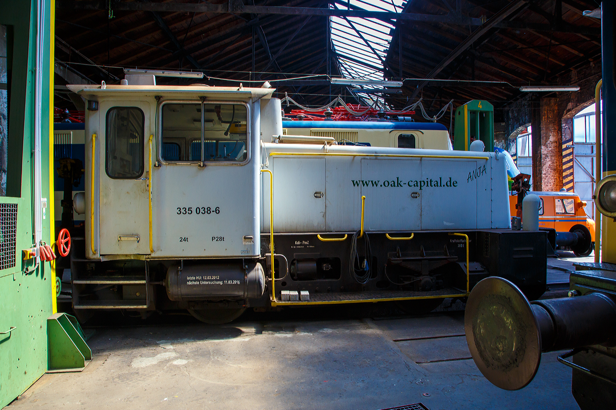 
Die 335 038-6 der Rheinkalk, ex Oak Capitalex 335 038-6 „ANJA“, DB 335 038-6, ex DB 333 038-8, steht am 30.06.2019 im Siegener Ringlokschuppen (Südwestfälische Eisenbahnmuseum Siegen), hier erwartet sie ihre neue Lackierung durch Rail-Design Bäcker.

Die Köf III mit Gelenkwelle und Funkfernsteuerung wurde 1968 von Gmeinder & Co GmbH in Mosbach unter der Fabriknummer 5440 gebaut und als 333 038-8 an die Deutsche Bundesbahn geliefert. 1989 erfolgte die Ausrüstung mit Funkfernsteuerung und somit die Umzeichnung in DB 335 038-6. Im Jahr 2000 wurde sie bei der DB AG ausgemustert und ging an die BTK - Bahntechnik Kaiserslautern GmbH, 2011 ging sie an den Händler Unirail und wurde 2012 an Oak Capital Locolease GmbH in Hamburg als Mietlok verkauft (war wohl weiterhin in Kaiserslautern im Einsatz). Über northrail ging sie 2019 an die Rheinkalk HDW GmbH & Co. KG und ist fürs Werk Herzberg-Scharzfeld (Harz) vorgesehen.
