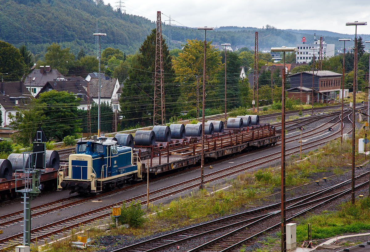 Die 365 695-6 (98 80 3365 695-6 D AVOLL) der Aggerbahn (Andreas Voll e.K., Wiehl), ex DB V 60 695, ex DB 261 695-1 sowie ex DB 361 695-0, ist am 14.09.2015 mit einem Schienenzug (3 sechsachsige Schwerlastwagen der Gattung Samms 709) im Rangierbahnhof Kreuztal abgestellt.

Die V60 der schweren Bauart wurde 1960 von MaK unter der Fabriknummer 600284 gebaut und als V 60 695 an die DB geliefert, 1968 erfolgte die Umzeichnung in 261 695-1, eine weitere Umzeichnung in 361 695-0 erfolgte 1987. Ein Umbau mit Einbau einer Funkfernsteuerungen und Umzeichnung in 365 695-6 erfolgte 1989. Bis zur z-Stellung im Mai 2005 lief die Lok bei der DB bzw. Railion Deutschland AG, die endgültige Ausmusterung erfolgte dann am 12.02.2007. Ab 2008 war die Lok bei GK Lokservice GbR (Duisburg), bis sie 2012 zur Aggerbahn kam. 