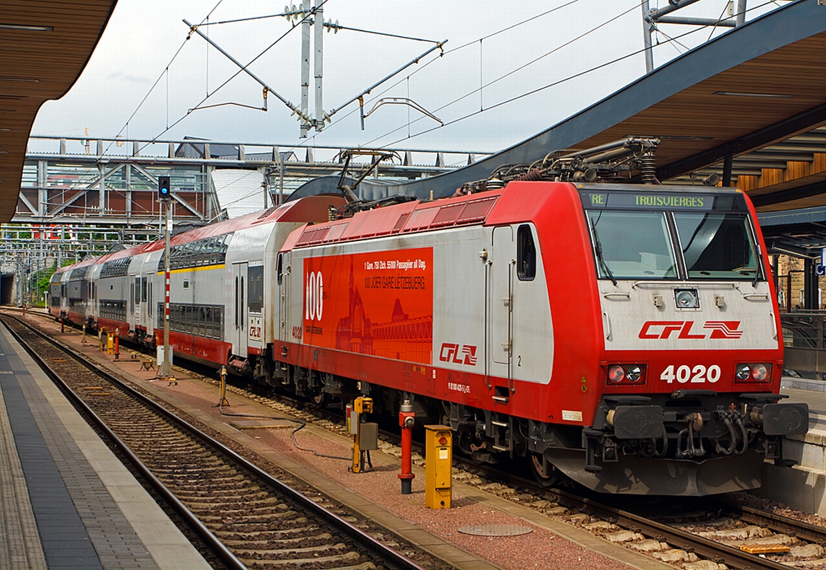 Die 4002 mit ihrer Werbung  100 Joer Gare L�tzebuerg  (100 Jahre Bahnhof Luxemburg) steht am 14.06.2013 als Schublok der Dostos des RE nach Troisvierges im Bahnhof Luxemburg Stadt bereit.