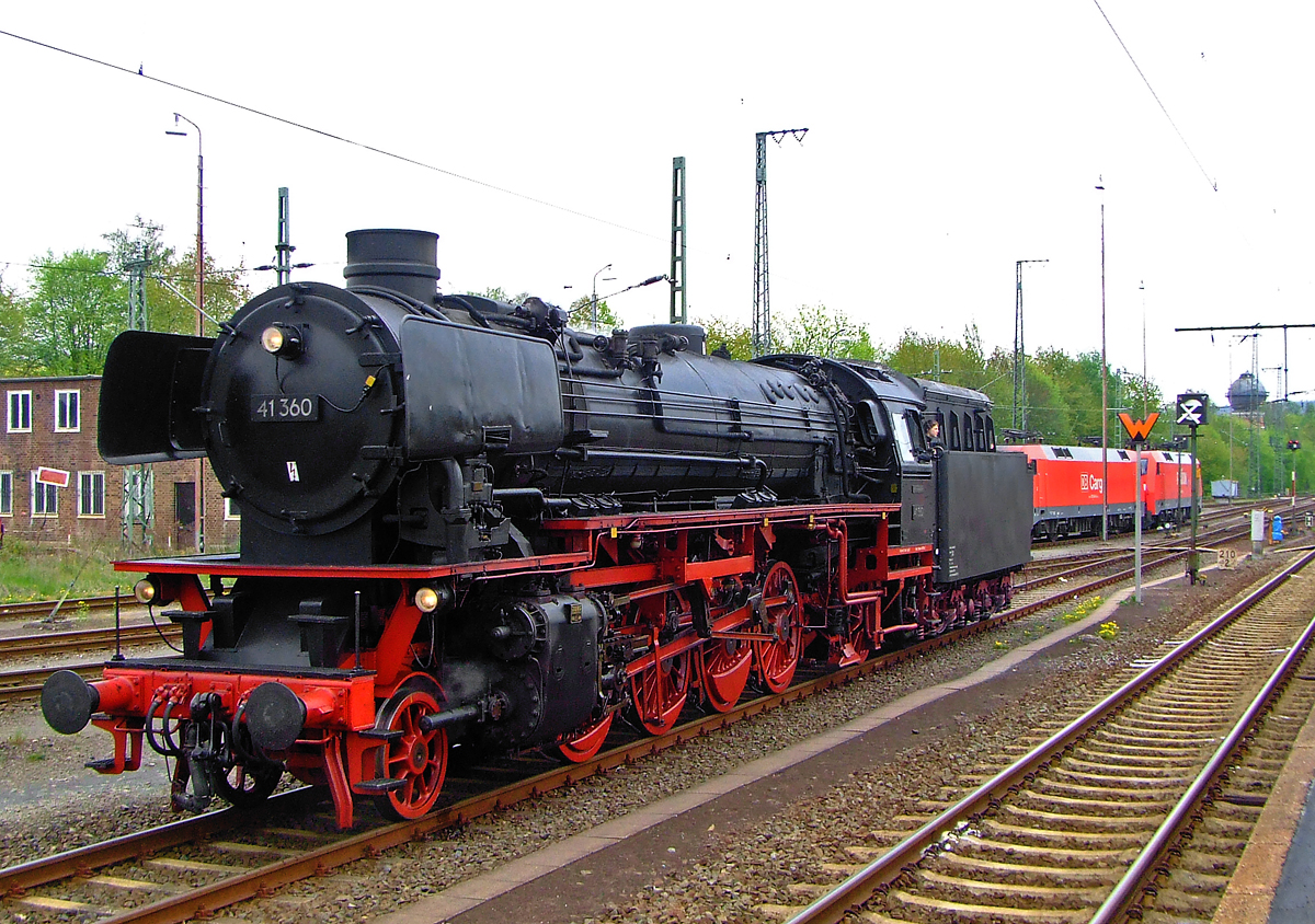 Die 41 360  Lady of Bismarck  (90 80 0046 360-8 D-DTO) der Dampflok-Tradition Oberhausen e.V (ex DB 042 360-8, ex DB 41 360) am 01. Mai 2010 bei den Dampftagen in Bebra.

Die Dampflok 41 360 wurde am 18.Juli 1940 von der Firma Arnold Jung in Jungental bei Kirchen an der Sieg abgeliefert und am 20.Juli 1940 durch die Deutsche Reichsbahn abgenommen und in Dienst gestellt. Die Beschaffungskosten lagen bei 63.444 Reichsmark. Im Jahr 1958 erhielt sie im AW Braunschweig einen Neubaukessel von Henschel in Kassel, die diesen 1957 unter der Fabriknummer 29658 gebaut hatte, zudem wurde sie auf Ölhauptfeuerung umgebaut.  Gekuppelt ist sie mit 2'2' T34 Öl-Tender.

Da die Kessel (aus St 47 K) der Fahrzeuge zunehmend an Materialermüdung litten, begann man in den 1950er Jahren mit einer Neubekesselung. So erhielten 107 Loks der 220 in Westdeutschland verbliebenen Maschinen einen geschweißten hochleistungsfähigen Neubaukessel, wie sie auch bei der Baureihe 03.10 eingebaut wurden. Von den 107 Loks mit Neubaukessel erhielten 40 eine Ölhauptfeuerung, darunter auch 41 360, so wurde sie ab 1968 als 042 360-8 bezeichnet.

Die Baureihe 41 mit Ölfeuerung teilte man den Bahnbetriebswerken Osnabrück Hbf und Kirchweyhe zu. Man setzte sie im Güter-, Eil-, Personen- und Schnellzugdienst hauptsächlich auf der Achse Hamburg–Ruhrgebiet ein. Im Jahr 1968 kamen alle zum Bahnbetriebswerk Rheine und wurden von nun an als Baureihe 042 geführt. 

Sie zogen die schweren Güter- und Erzzüge der Emslandstrecke bis zu deren Elektrifizierung. Damit gehörten sie zu den letzten planmäßig eingesetzten Dampflokomotiven der DB. Die letzte Dampflokomotive der Baureihe 042, die 042 113, wurde im Herbst 1977 im Bahnbetriebswerk Rheine ausgemustert.

TECHNISCHE DATEN: 
Spurweite: 1.435 mm (Normalspur) 
Bauart: 1'D1'-h2
Gattung: G 46.20
Länge über Puffer:  23.905 mm
Radstand mit Tender:  20.175 mm
Dienstgewicht: 101,5 t
Dienstgewicht mit Tender: 175,7 t (Eigengewicht 161 t)
Max Achslast: 20,2 t
Indizierte Leistung: 	1.453 kW / 1.975 PS
Kessel: DB Neubaukessel (Henschel)
Höchstgeschwindigkeit:  90 km/h vorwärts / 50 rückwärts 
Treibraddurchmesser:  1.600 mm
Laufraddurchmesser vorn:  1.000 mm
Laufraddurchmesser hinten:  1.250 mm
Steuerungsart:  Heusinger
Zylinderanzahl:  2
Zylinderdurchmesser:  520 mm
Kolbenhub:  720 mm
Kesselüberdruck:  16 bar
Tender:  2'2' T 34
Wasservorrat:  34 m³
Brennstoffvorrat: 12 m³ Öl
