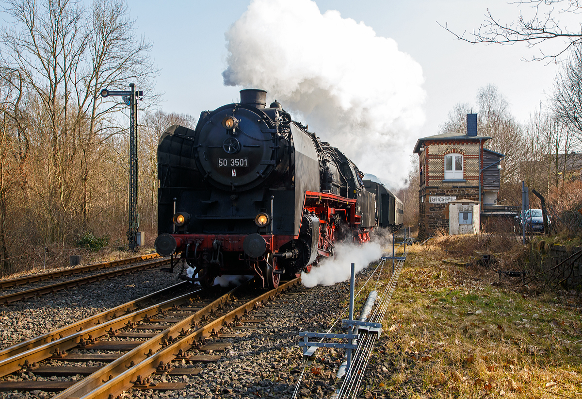 
Die 50 3501-9 des Meininger Dampflokwerkes, ex DR 50 3501-9, ex DR 50 380, fährt am 25.03.2018 mit einem Dampfsonderzug der Eisenbahnfreunde Treysa e.V. (Jubiläumsfahrt - Rundfahrt über Siegen), durch Herdorf in Richtung Betzdorf. 

Von Betzdorf ging es dann durch das Siegtal nach Siegen. Eigentlich sollten zwei Züge und Dampfloks fahren, aber die zweite geplante Schnellzugdampflok 03 1010 hatte einen Defekt.