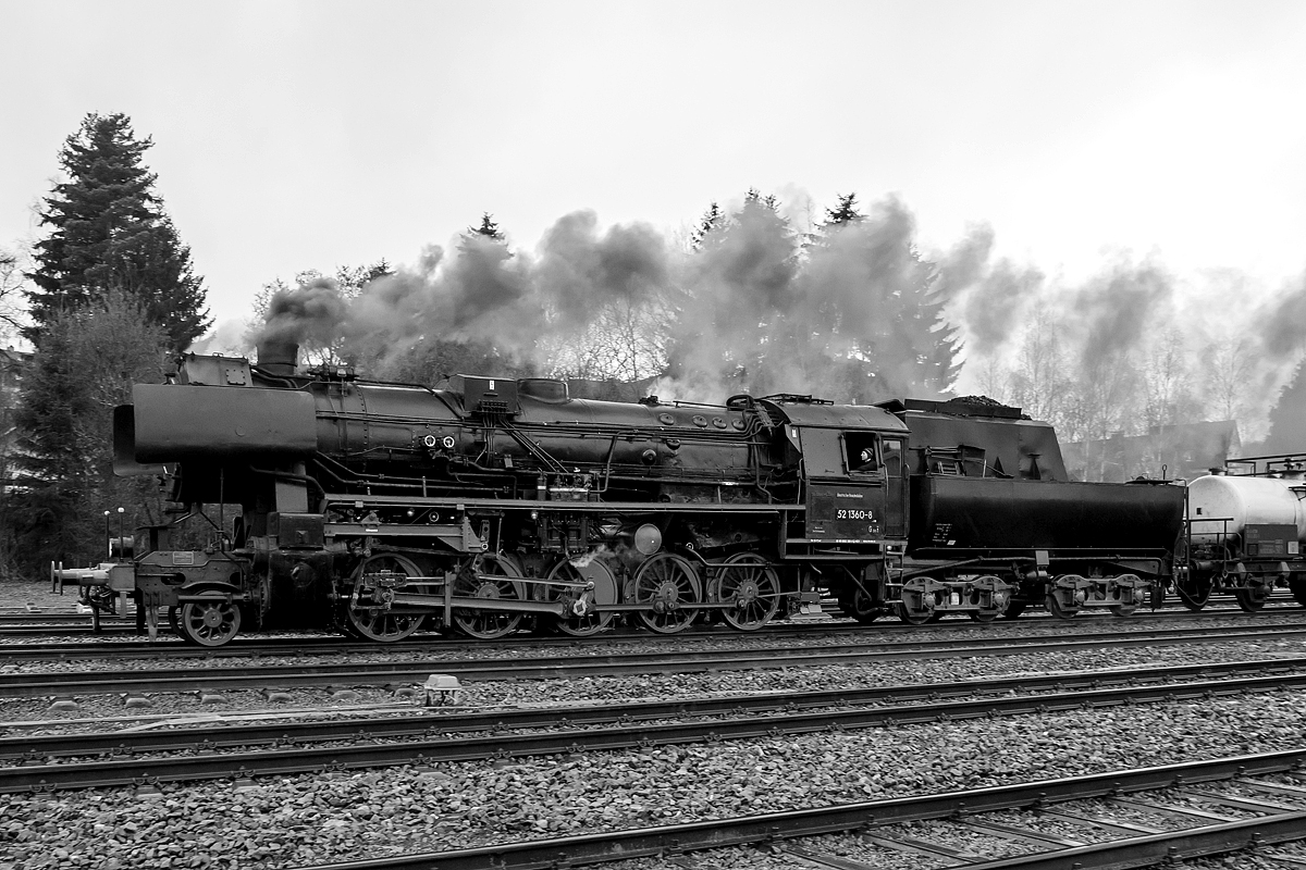 
Die 52 1360-8 erreicht mit Ihren Güterzug am 11.12.1963 den Bahnhof Erndtebrück.            

NEIN im Ernst, die 52 1360-8 bzw. 52 360  (90 80 0052 360-9 D-HEV) vom Verein zur Förderung des Eisenbahnmuseums Vienenburg e.V.  mit dem Dampfsonderzug der Eisenbahnfreunde Treysa e.V., am 11.12.2016 auf der Nikolausfahrt von Biedenkopf nach Erndtebrück, erreicht nun den Bahnhof Erndtebrück.

Die Lok wurde 1943 von August Borsig Lokomotiv-Werke in Berlin unter der Fabriknummer 15457 gebaut. Sie ist noch eine der letzten drei Altbau 52er mit Generalreparierten Kessel der DR.
