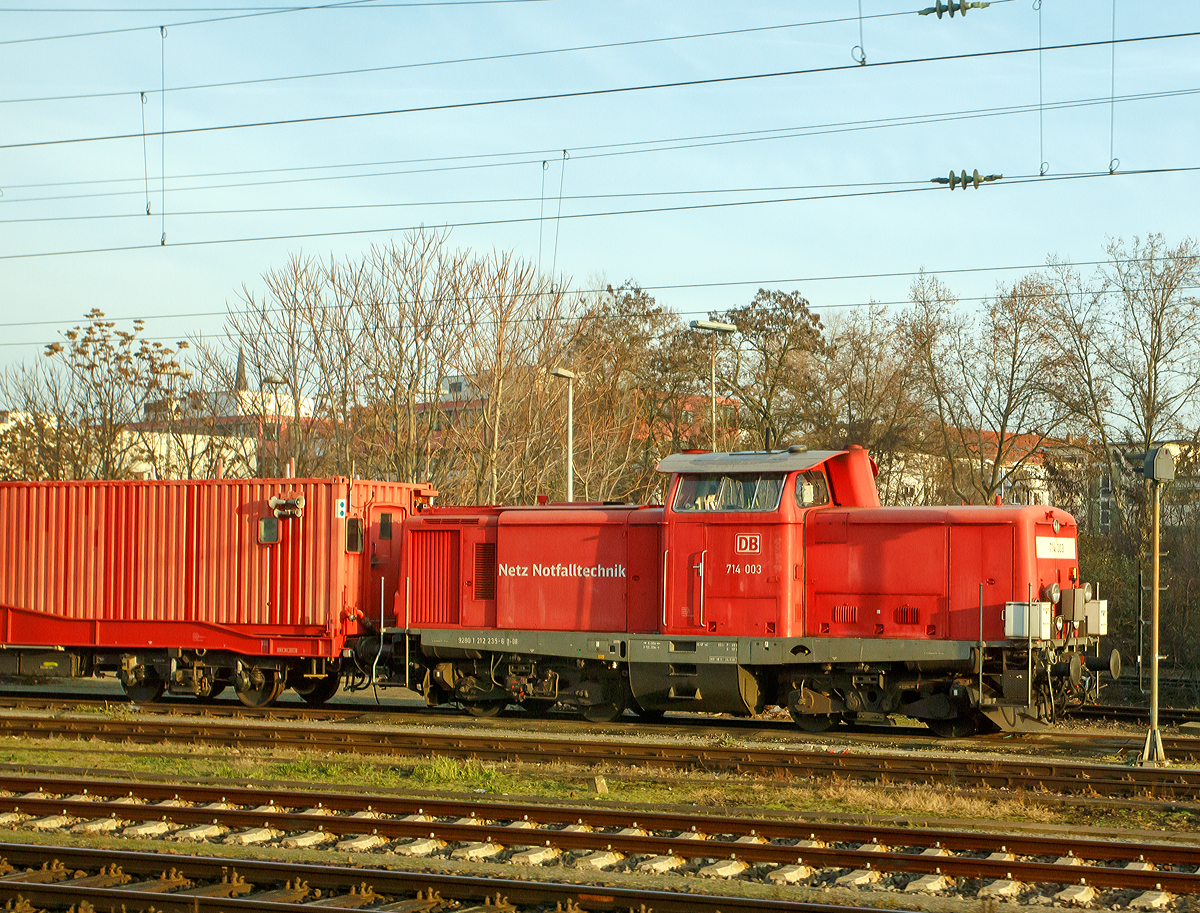 Die 714 003-1 (eigentlich laut NVR-Nummer 92 80 1212 235-6 D-DB) der DB Netz Notfalltechnik, ex DB 714 235-9, ex DB 214 235-4, ex DB 212 235-6, ex DB V 100 2235, ist am 27.12.2015 beim Hbf Mannheim abgestellt. 

Hier steht sie mit dem Mannheimer  Rettungszug (RTZ) bzw. Tunnelrettungszug auch Tunnelhilfszug (TuHi) für einen evtl. Einsatz bereit.  

Die V 100.20 wurde 1965 bei MaK in Kiel unter der Fabriknummer 1000282 gebaut und als V 100 2235 an die Deutsche Bundesbahn ausgeliefert. Die Umzeichnung in 212 277-8 erfolgte 1968, der Umbau zur Rettungszuglok und die Umzeichnung in DB 214 235-4 erfolgte 1991, die Umzeichnung in DB 714 235-9 erfolgte 1994 und dann 1996 in 714 003-1. Sie trägt aber die NVR-Nummer 92 80 1 212 235-6 D-DB. 

Die Aufnehme konnte ich aus dem Zug heraus machen.