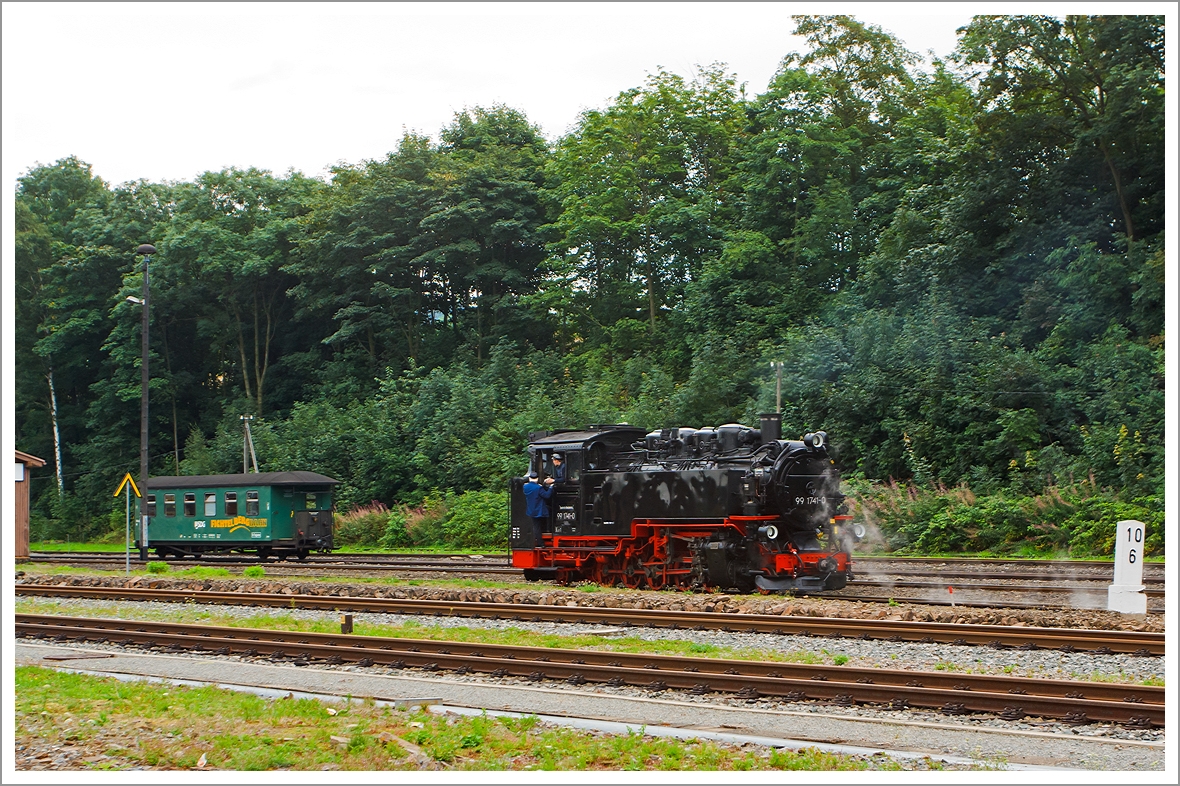Die  99 741 der Wei�eritztalbahn, hier ausgeliehen von der Fichtelbergbahn (ex DB 099 725-4, ex DR 99 1741-0) am 25.08.2013  beim Umsetzen, im Bahnhof  Bahnhof Cranzahl. 
