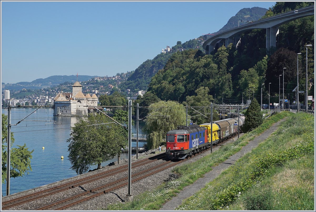 Die am 9.7.18 aus der Revision entlassene Re 620 083-6  Amsteg-Silenen  (UIC 91 85 4 620 083-6cCH-SBBC) mit einem Güterzug Richtung Wallis beim Château de Chillon.
27. Juli 2018