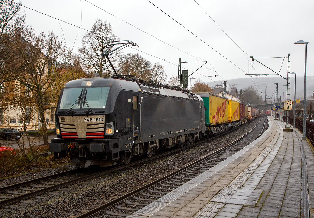 Die an die boxXpress.de GmbH vermietete Siemens Vectron MS X4 E - 643 bzw. 193 643 (91 80 6193 643-4 D-DISPO) der MRCE Dispolok GmbH (München) fährt am 01.02.2022 mit einem KLV-Zug durch Kirchen (Sieg) in Richtung Köln.

Die Siemens Vectron MS - 6.4 MW wurde 2016 von Siemens in München-Allach unter der Fabriknummer 22167 gebaut. Sie hat die Zulassungen für Deutschland, Österreich und Italien, sie hat eine Höchstgeschwindigkeit von 160 km/h.
