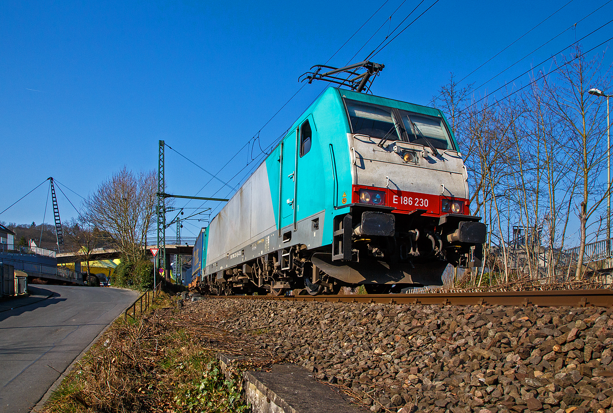 Die an die Crossrail Benelux N.V. vermietete E186 230 (91 88 7186 230-9 B-ATLU) der Alpha Trains Luxembourg s.à.r.l., ex COBRA 2838, fährt am 23.03.2022 mit einem KLV-Zug durch Betzdorf (Sieg) in Richtung Siegen.

Die TRAXX F140 MS wurde 2009 von Bombardier in Kassel unter der Fabriknummer 34471 gebaut. Sie hat die Zulassungen für Belgien, Deutschland, Österreich und die Niederlande.
