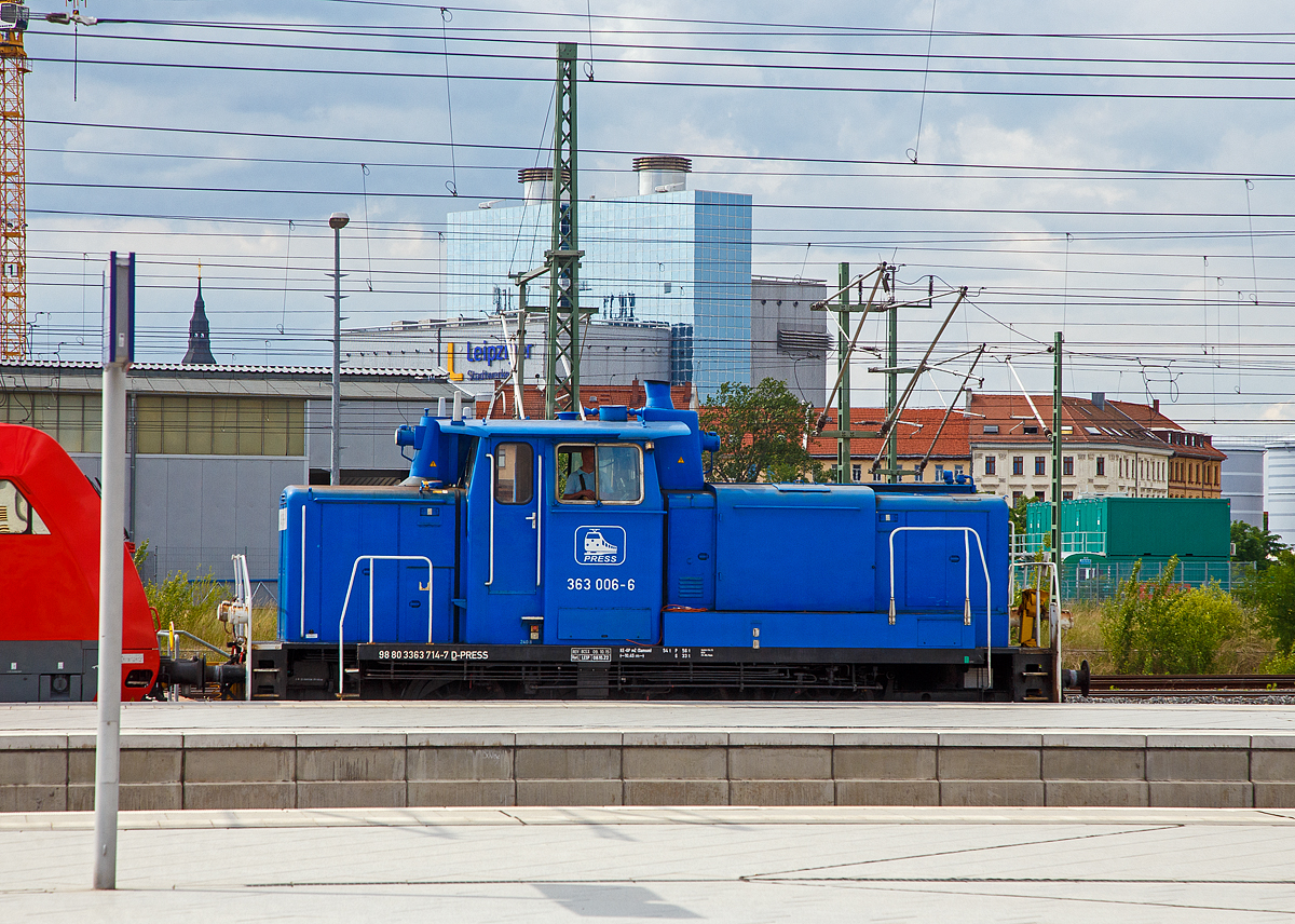 Die an die DB Cargo AG vermietete V 60 – 323 714-7 alias 323 006-6 (98 80 3363 714-7 D-PRESS) der PRESS - Eisenbahnbau- und Betriebsgesellschaft Pressnitztalbahn mbH (Jöhstadt), ex DB V 60 714, zieht am 11.06.2020 einen IC (mit zwei 101er) aus dem Hauptbahnhof Leipzig in die Abstellgruppe. 

Die V60 der schweren Ausführung wurde 1960 von MaK unter der Fabriknummer 600303 gebaut uns als V 60 714 an die DB - Deutsche Bundesbahn geliefert, 1968 erfolgte die Umzeichnung in DB 261 714-0.  Zum 01.10.1987 wurde sie, wie alle V60, zur Kleinlok und somit zur DB 361 714-9. Im Jahr 1990 erfolgte der Umbau bzw. die Ausrüstung mit Funkfernsteuerung und sie wurde dadurch zur DB 365 714-5. Die remotorisierung mit einem neuen CAT 3412E DI-TTA Motor erfolgte 2001 und sie wurde nun zur (heutigen) DB 363 714-7. Die Ausmusterung bei der DB erfolgte 2007 und sie wurde an die PRESS verkauft. Seit 2018 ist sie an die DB AG vermietet. 
