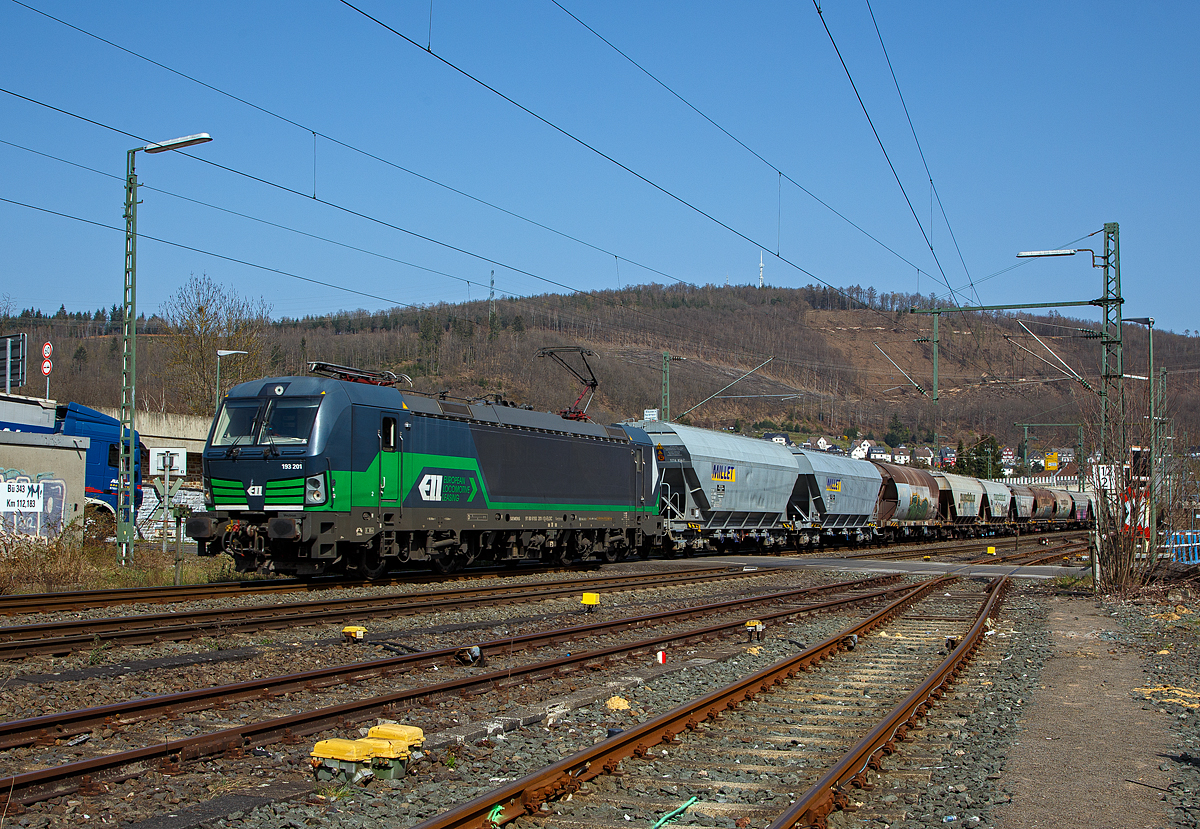 Die an die ecco-rail GmbH (Wien) vermietete Siemens Vectron AC193 201 (91 80 6193 201-1 D-ELOC) der European Locomotive Leasing, f�hrt am 01.04.2021 mit einem Getreidezug (Silowagen der Gattung Uagps)  �ber die Siegstrecke (KBS 460) durch Niederschelden in Richtung K�ln.

Die Siemens Vectron AC wurde 2015 von Siemens Mobility GmbH in M�nchen-Allach unter der Fabriknummer  21974 gebaut und an die der European Locomotive Leasing (Wien) geliefert. Diese Vectron Lokomotive ist als AC – Lokomotive (Wechselstrom-Variante) mit 6.400 kW konzipiert und zugelassen f�r Deutschland, �sterreich und Ungarn, sie hat eine H�chstgeschwindigkeit von 160 km/h.