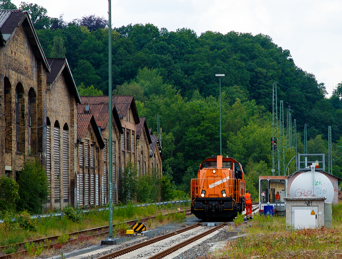 
Die an die Hering Bahnbau vermietete 261 310-7  Emma  (92 80 1261 310-7 D-NTS), eine Voith Gravita 10 BB der northrail GmbH, am 09.06.2020 beim Tanken in Betzdorf (Sieg).