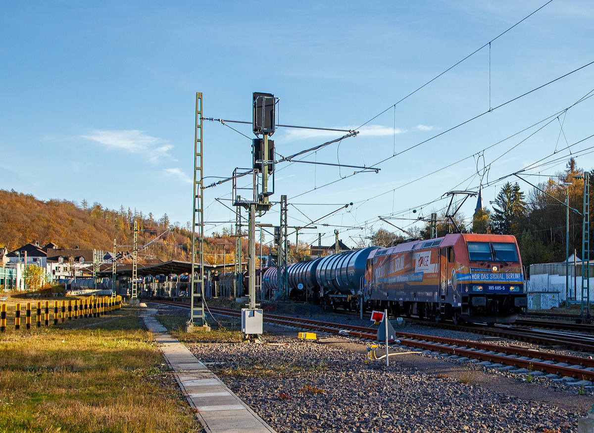 Die an die IGE - Internationale Gesellschaft f�r Eisenbahnverkehr GmbH (Hersbruck) vermietete Railpool 185 685-5 (91 80 6185 685-5 D-Rpool) mit Werbung „H�r das Signal, Berlin - 100% Engagement - 50% Marktanteil - 0% Corona-Hilfe“ vom Netzwerk Europ�ischer Eisenbahnen e.V., f�hrt am 09.11.2021 mit einem sehr sehr lagen Kesselwagenzug durch Betzdorf (Sieg) in Richtung K�ln.

Die TRAXX F140 AC2 wurde 2010 von Bombardier in Kassel unter der Fabriknummer 34729 gebaut. Sie hat die Zulassung f�r Deutschland, �sterreich, Schweden und Norwegen.

Ein Meilenstein f�r die �ffentliche Wahrnehmung der leistungsf�higen G�terbahnen im Netzwerk Europ�ischer Eisenbahnen (NEE) war am 28. September 2020 die Fahrt eines fast 400 Meter langen Zuges aus 21 modernen Lokomotiven durch die Hauptstadt. Mit Hilfe der Signalh�rner sorgten die Lokf�hrer an verschiedenen Stellen f�r gro�e Aufmerksamkeit. Dass die nicht zur DB geh�renden G�terbahnen bereits deutlich mehr als die H�lfte des bundesweiten Schieneng�terverkehrs bew�ltigen und weiter wachsen wollen, wurde ebenso mit Nachdruck �ffentlich herausgestellt, wie die Forderung der Gleichbehandlung bei Corona-Hilfen mit den DB-G�terbahnen.

Man muss aber auch wissen wem die DB AG geh�rt, sie geh�rt immer noch dem deutschen Volke, nicht der Regierung oder sonst einem.
