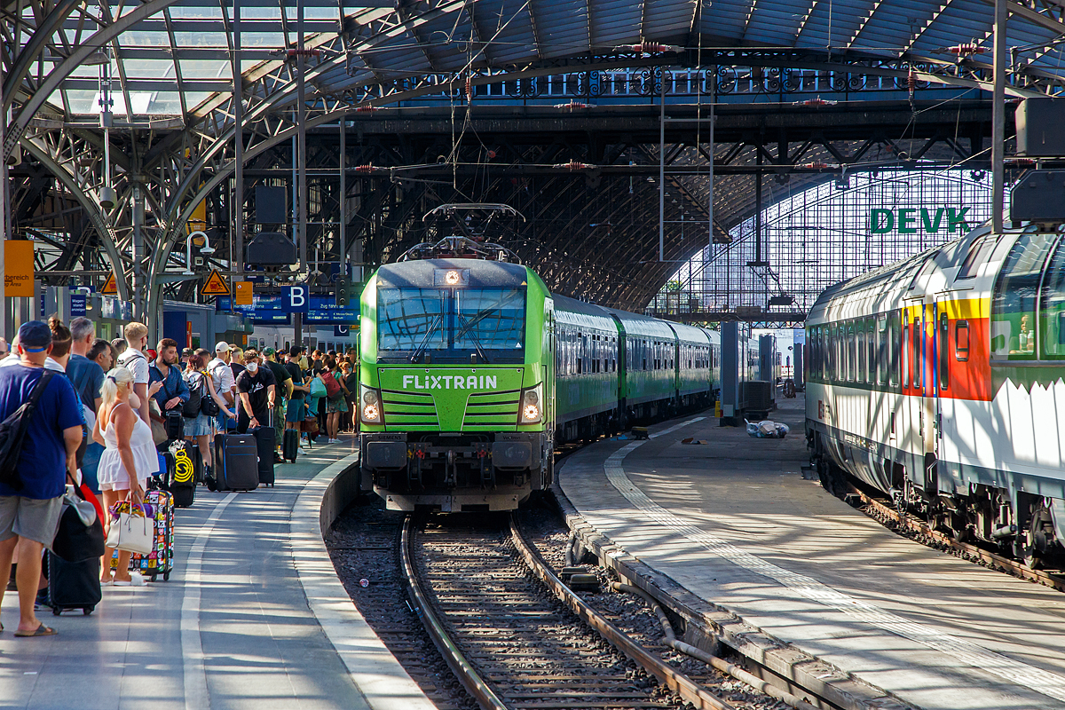 Die an die IGE - Internationale Gesellschaft f�r Eisenbahnverkehr f�r FlixTrain vermietete Siemens Vectron AC 193 604-6 / X4 E – 604 (91 80 6193 604-6 D-DISPO) der MRCE Dispolok GmbH (M�nchen) erreicht am 12.08.2022 mit einem FlixTrain den Hauptbahnhof K�ln.

Die Vectron AC wurde 2015 von Siemens Mobilitiy in M�nchen-Allach unter der Fabriknummer 21957 gebaut. Diese Vectron Lokomotive ist als AC – Lokomotive (Wechselstrom-Variante) mit 6.400 kW konzipiert und f�r eine H�chstgeschwindigkeit von 200 km/h zugelassen f�r Deutschland und �sterreich. Seit Mai 2021 f�hrt die IGE bzw. Internationale Gesellschaft f�r Eisenbahnverkehr IGE GmbH & Co. KG als Eisenbahnverkehrsunternehmen (EVU) den Verkehr der FlixTrain Verbindungen durch.
