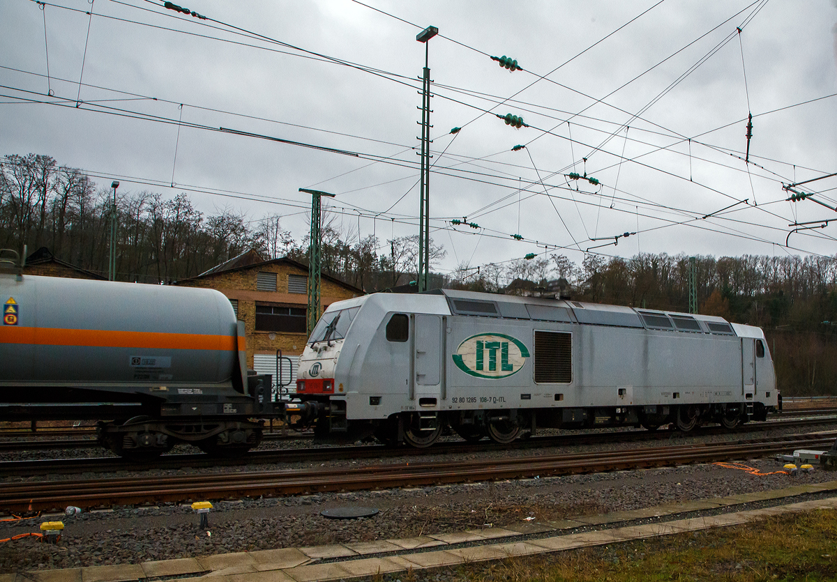 Die an die ITL Eisenbahngesellschaft mbH vermietete AKIEM 285 108-7 (92 80 1285 108-7 D-ITL) dieselt am 05.01.2022 mit einem Kesselwagenzug durch Betzdorf (Sieg) in Richtung Köln. Der Sound war ein Genuss für meine Ohren.  

Die TRAXX F140 DE wurde 2008 von der Bombardier Transportation GmbH in Kassel unter der Fabriknummer 34379 gebaut und CBRail geliefert. Ab 2013 Macquarie European Rail Ltd und 2020 hat AKIEM das Leasinggeschäft der Macquarie European Rail übernommen. Die Listen im Netz führen sie, weil AKIEM der Eigentümer ist, als 92 80 1285 108-7 D-AKIEM, aber angeschrieben ist nach meiner Sichtung „D- ITL“. Zugelassen ist diese Lok nur in Deutschland, dies liegt aber an der ausgeführten Variante (bzw. Zugsicherung).

Der Mieter ITL Eisenbahngesellschaft mbH wurde 1998 unter dem Namen „Import, Transport, Logistik“ (ITL) als Familienunternehmen gegründet. Im April 2008 kaufte die SNCF 75 Prozent der Gesellschaftsanteile. Seit 1. Dezember 2010 gehört die ITL vollständig zu SNCF Geodis, der Transport- und Logistiksparte der französischen Staatsbahn und ist in die deutsche Captrain-Gruppe integriert.

Die Lokomotiven TRAXX F140 DE sind die aus der Plattform Traxx 2e des Herstellers Bombardier hervorgegangene Mehrzweck-Dieselversion. Sie sind mit einem 2.200 kW (3.000 PS) starken MTU 16V 4000 R41L Dieselmotor und elektrischer Wechselstrom-Kraftübertragung ausgestattet, so dass sie eine Anfahrzugkraft von 270 kN und eine maximale Betriebsgeschwindigkeit von 140 km/h erreicht. Diese Lokomotiven sind beliebt bei Unternehmern, die elektrische Traxx-Flotten im Betrieb haben, aber für Strecken mit langen, nicht elektrifizierten Abschnitten zuverlässige Zugkraft brauchen.

TECHNISCHE DATEN der BR 285 (TRAXX F140 DE):
Hersteller: Bombardier Transportation
Baujahre: 2007 bis 2013 (35 Stück)
Spurweite: 1.435 mm
Profil: UIC 505-1
Achsfolge: Bo´Bo´
Länge über Puffer: 18.900 mm
Drehzapfenabstand: 10.440 mm (virtuell)
Achsabstand im Drehgestell: 2.600 mm
Treibraddurchmesser: 1.250 mm (neu) / 1.170 mm (abgenutzt)
Breite: 2.977 mm
Höhe: 4.264 mm
Dienstgewicht: 82 t
Maximale Geschwindigkeit: 140 km/h
Anfahrzugkraft: 270 kN
Dauerzugkraft: 240 kN ab 26 km/h

Dieselmotor Hersteller: Motoren- und Turbinen-Union, Friedrichshafen (MTU)
Dieselmotor Art/Typ: wassergekühlter V-16-Zylinder- 4Takt-Dieselmotor mit zweistufiger Turboaufladung und Ladeluftkühlung, sowie mit Common-Rail-Einspritzsystem vom Typ  MTU 16V 4000 R41L
Der Motor schaltet im Leerlauf  8 der 16 Zylinder ab, um den Spritverbrauch und Schadstoffausstoß zu senken.
Motor-Hubraum : 76,265 l (Bohrung 170 mm, Hub 210 mm)
Motorgewicht: 7.930 kg (trocken) / 8.510 kg (nass)
Dieselmotorleistung: 2.200 kW (3.000 PS) bei 1.800 U/min

Kraftübertragung: dieselelektrisch
Traktionsmotoren:  4 Stück Drehstrom-Asynchronmotor
Leistung am Rad: 1.825 kW
Antrieb: Tatzlagerantrieb
Bremskraft: 150 kN
Elektrische Bremsleistung: max. 1.000 kW
Tankvolumen: 5.000 l 
Bauart der Bremsen: Druckluftbremse, Feststellbremse, Dynamische Bremse
Kleister befahrbarer Gleisbogen: R = 100 m
Zugsicherung: GSM-R, PZB90 
Bremsgewicht: P 90 G 77