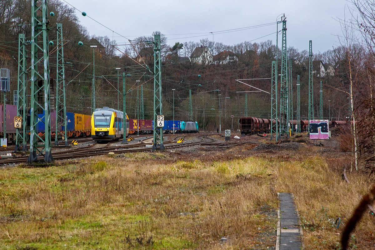 Die an die LINEAS Group NV/SA vermietete E 186 209 (91 88 7186 209-3 B-ATLU) der Alpha Trains Belgium NV/SA, ex Cobra 2817, zieht am 05.01.2022 einen sehr langen KLV-Zug durch Betzdorf/Sieg weiter in Richtung K�ln. W�hrend Abstellbereich vom Rbf ein LINT 41 der HLB steht.