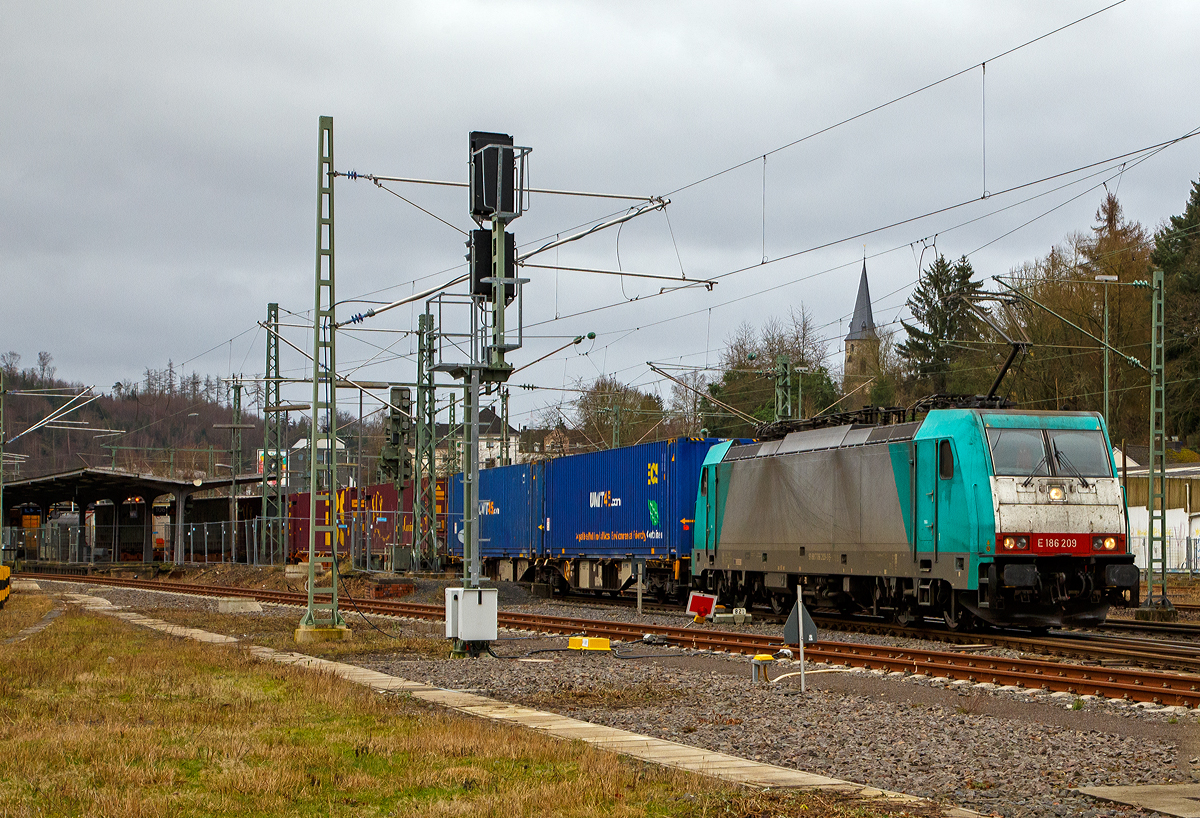 Die an die LINEAS Group NV/SA vermietete E 186 209 (91 88 7186 209-3 B-ATLU) der Alpha Trains Belgium NV/SA, ex Cobra 2817, fährt am 05.01.2022 mit einem sehr langen KLV-Zug durch Betzdorf/Sieg in Richtung Köln.

Die Bombardier TRAXX F140 MS  wurde 2008 von Bombardier in Kassel unter der Fabriknummer 34395 gebaut und an die ATC - Angel Trains Cargo NV/SA (Antwerpen) ausgeliefert. Die Multisystemlokomotive hat die Zulassungen bzw. besitzt die Länderpakete für Deutschland, Österreich, Belgien und die Niederland (D/A/B/NL).

Lebenslauf und Bezeichnungen der Lok:
• Von 2008 bis 2010 NMBS /SNCB - Nationale Maatschappij der Belgische Spoorwegen / Société Nationale des Chemins de Fer Belges / Nationale Gesellschaft der Belgischen Eisenbahnen als 2817 (91 88 7186 209-3 B-B) bzw. Cobra 2817, später B Logistics NV/SA, ab LINEAS Group NV/SA. 
• Von 2018 bis 2020 fuhr sie als E 186 209 (91 88 7186 209-3 B-XRAIL) für die Crossrail Benelux N.V.
• Seit Februar 2021 fährt sie nun wieder für die LINEAS Group

Die Traxx F140 MS gehört zur dritten Traxx-Generation, in Deutschland wird sie als Baureihe 186 bezeichnet. Es handelt sich dabei grob betrachtet um eine Weiterentwicklung der Traxx F140 MS2, also eine Viersystemlok für Wechsel- und Gleichstromsysteme mit 5.600 kW Nennleistung, die Drehgestelle und Antriebe wurden nochmals verbessert, so dass mit dem Tatzlagerantrieb erstmals eine reguläre Höchstgeschwindigkeit von 160 km/h erreicht werden kann. Auch die BR 186 ist mit verschiedenen Länderpaketen erhältlich. 

Geht man nach der Herstellerbezeichnung, handelt es sich bei der BR 186 um eine Güterzuglok, jedoch ist sie dank ihrer nachträglich für genehmigte Höchstgeschwindigkeit von 160 km/h auch für Einsätze im Personenverkehr geeignet. Trotz der Geschwindigkeitserhöhung hat die Baureihe die  140  in der Bezeichnung Traxx F140 behalten. In Polen und Österreich darf weiterhin nur bis zu 140 km/h schnell gefahren werden, diese Lok darf in auch nur 140 km/h fahren.

Technische Daten:
Spurweite: 1.435 mm
Umgrenzungsprofil: UIC 505-1
Achsanordnung: Bo’Bo’
Länge über Puffer: 18.900 mm
Max. Breite des Lokkastens: 2.977 mm
Höhe über Stromabnehmer: 4.283 mm
Drehgestellmittenabstand: 10.440 mm
Radsatzabstand im Drehgestell: 2.600 mm
Dienstmasse: ca. 86 t (abhängig von Länderpaketen)
Radsatzlast :21.5 t
Antriebssystem: Tatzlagerantrieb
Anzahl Fahrmotoren: 4
Max. Leistung: 5.600 kW
Max. Anfahrzugkraft: 300 kN
zul. Höchstgeschwindigkeit in D und A: 140 km/h
zul. Höchstgeschwindigkeit in B und NL: 160 km/h
Netzspannungen: 25 kV AC 50 Hz, 15 kV AC 16,7 Hz, 3 kV und 1,5 kV DC