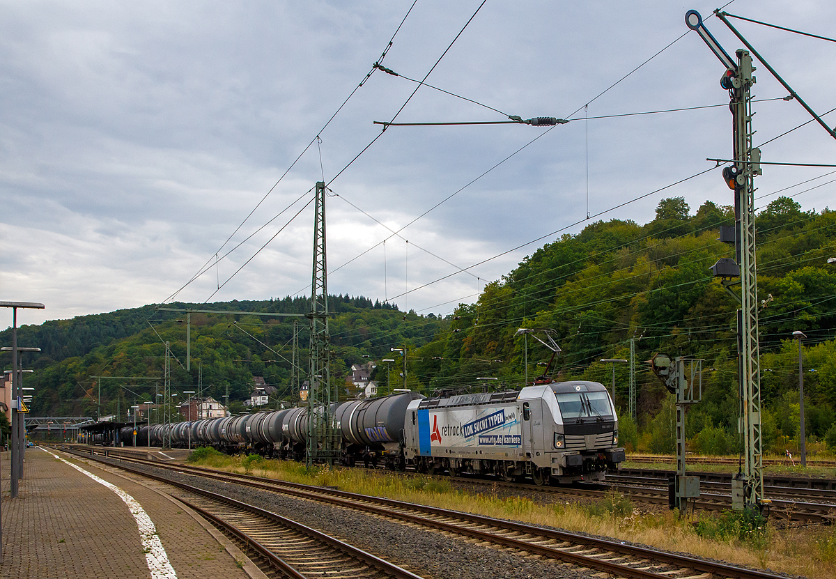 
Die an die Retrack GmbH & Co. KG (geh�rt zur VTG) vermietete Siemens Vectron MS 193 993-3 „Ralph“ (91 80 6193 993-3) der Railpool f�hrt am 21.08.2020 mit einem VTG-Kesselwagenzug durch den Bf Dillenburg in Richtung S�den.

Die Vectron AC wurde 2019 von Siemens Mobilitiy in M�nchen unter der Fabriknummer 22681 gebaut. Diese Vectron Lokomotive ist als AC – Lokomotive (Wechselstrom-Variante) mit 6.400 kW konzipiert und zugelassen f�r Deutschland, �sterreich, Ungarn und Rum�nien, sie hat eine H�chstgeschwindigkeit von 200 km/h.