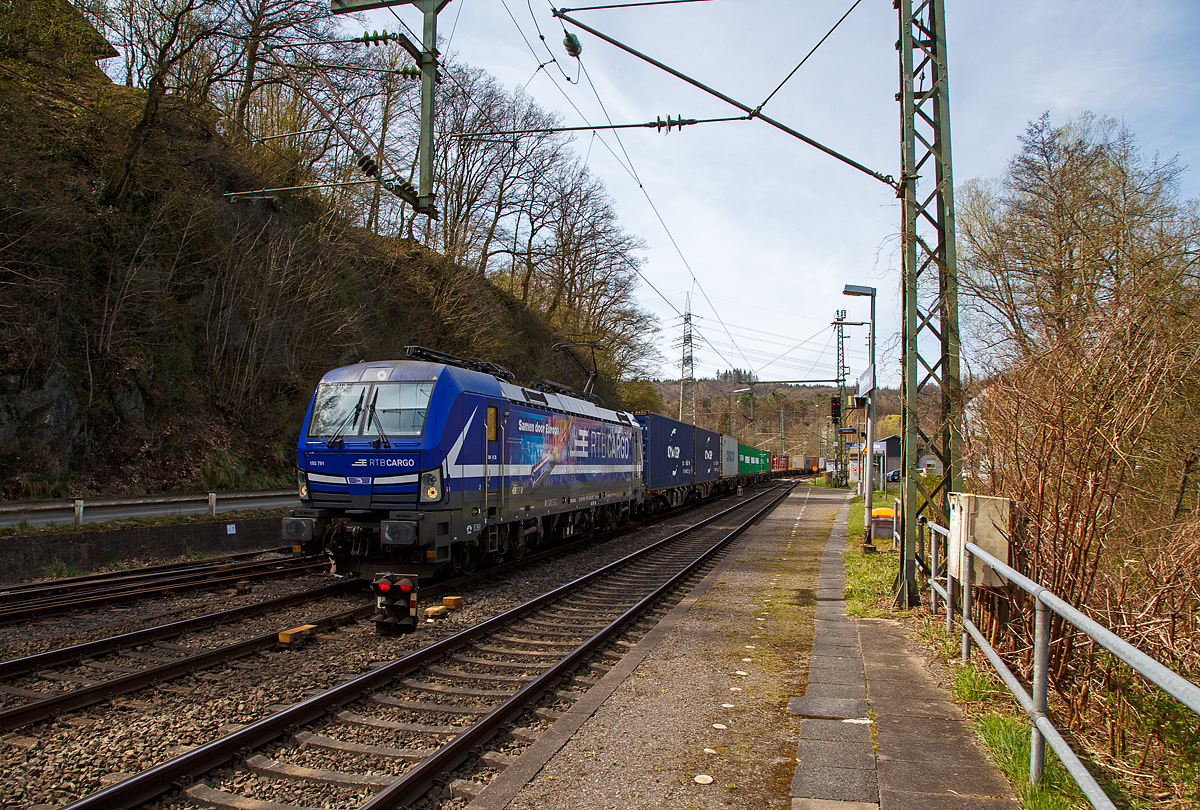 Die an die RTB CARGO GmbH / RATH FLEET B.V. vermietete Siemens Vectron MS 193 791 (91 80 6193 791-1 D-ELOC) „Samen door Europa“  der ELL - European Locomotive Leasing (Wien) fährt am 12.04.2022, mit einem Containerzug durch Scheuerfeld (Sieg) in Richtung Siegen.

Die Siemens Vectron MS -193 791 wurde 2018 von Siemens Mobilitiy in München-Allach unter der Fabriknummer 22496 gebaut. Sie hat die Zulassungen für D/A/H/PL/CZ/SK/RO/NL. 
