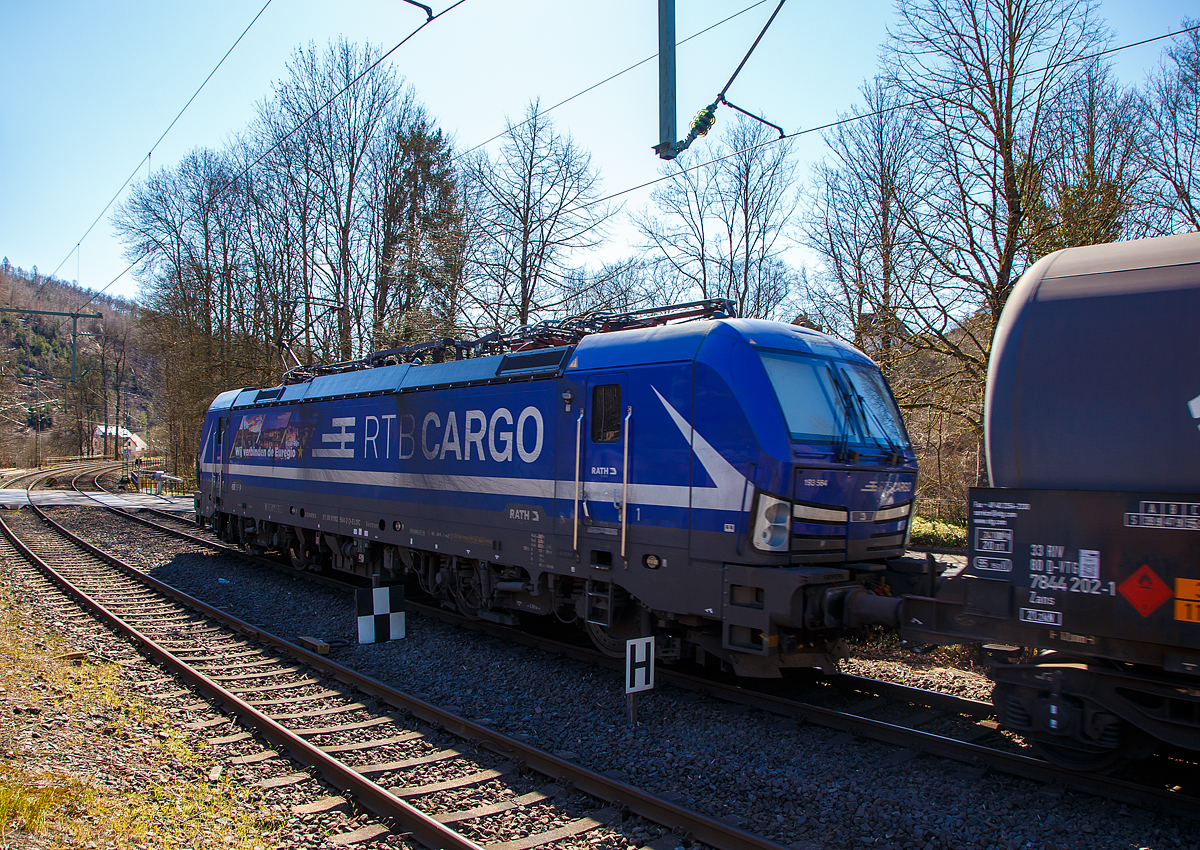Die an die RTB CARGO vermietete Siemens Vectron MS 193 564 „Wij verbinden de Euregio“ (91 80 6193 564-2 D-ELOC) der ELL Germany GmbH (European Locomotive Leasing) fährt am 18.03.022 mit einem Kesselwagenzug durch Kirchen (Sieg) in Richtung Köln.
 
Die Siemens Vectron MS der Variante A54 - 6.4 MW wurde 2020 von Siemens in München-Allach unter der Fabriknummer 22874  gebaut. Sie hat die Zulassungen für Deutschland, Österreich, Ungarn, Rumänien, Belgien und die Niederlande. Nach meiner Sichtung sind auch Polen, Tschechien und die Slowakei vorgesehen, aber diese (SK/PL/CZ) sind noch durchgestrichen.