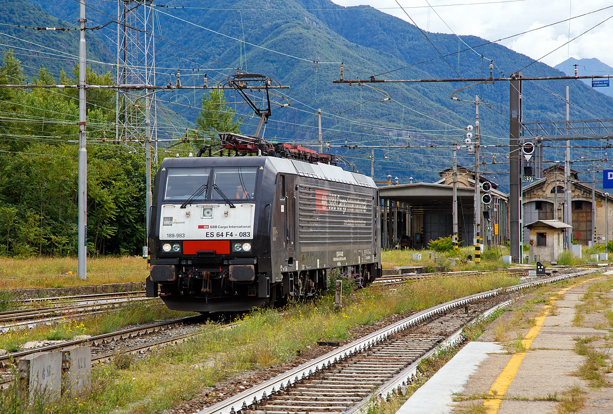 
Die an die SBB Cargo International AG vermietete MRCE ES 64 F4 - 083 bzw. 189-983 (91 80 6189 983-0 D-DISPO, Class 189 VE) am 15.09.2017 beim Rangieren in  Domodossola.

Die Siemens EuroSprinter wurde 2009 von Siemens in München unter der Fabriknummer 21636 gebaut.

Die BR 189 (Siemens ES64F4) hat eine Vier-Stromsystem-Ausstattung. Sie ist in allen vier in Europa üblichen Bahnstromsystemen einsetzbar. Diese hier hat die Variante E und besitzt die Zugbeeinflussungssysteme LZB/PZB, ETCS, SCMT, ZUB, INTEGRA und ATB für den Einsatz in Deutschland, Österreich, Schweiz, Italien, Niederlande,Slowenien, Kroatien und Rumänien.
Die Stromabnehmerbestückung ist folgende:
Pos. 1: CH, FR (AC), LU (AC), BE (AC)
Pos. 2: IT, SI, HR (DC)
Pos. 3: NL (DC), CZ (DC), FR (DC), SK, LU (DC)
Pos. 4: DE, AT, NL (AC), DK, CZ (AC), HR (AC), HU, RO