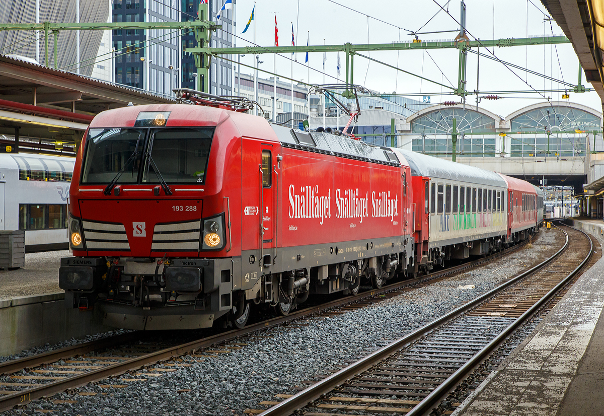 Die an Snälltåget  (ein Unternehmen Transdev Sverige AB) vermietete Siemens Vectron AC 193 288-8 (91 80 6193 288-8 D-ELOC) der ELL - European Locomotive Leasing, erreicht am 21.03.2019 mit dem Snälltåget Nachtzug ”Berlin Night Express” (Berlin-Malmö-Stockholm), Stockholm Central.

Die Siemens Vectron AC (6,4 MW) wurde 2018 von Siemens Mobilitiy in München unter der Fabriknummer 22256 gebaut. Sie hat die Zulassung für Schweden und Norwegen und ist an die Transdev Sverige AB vermietet.

Der Zug befährt die so genannte Königslinie (schwedisch Kungslinjen) eine Eisenbahnfährverbindung von Sassnitz (Rügen) in Deutschland nach Trelleborg in Schweden. Sie stellte mit einer Fahrtzeit von etwa vier Stunden die kürzeste direkte Fährverbindung zwischen Deutschland und Schweden dar.

Nachdem es lange bis zu zwei Abfahrten pro Richtung und Tag gegeben hatte, wurde die Linie ab dem 18. September 2018 nicht mehr täglich bedient. Am 14. März 2020 wurde wegen der COVID-19-Pandemie der Fährverkehr auf dieser Route eingestellt. Am 8. April 2020 gab Stena Line bekannt, dass leider eine dauerhafte Schließung vorgesehen sei.
