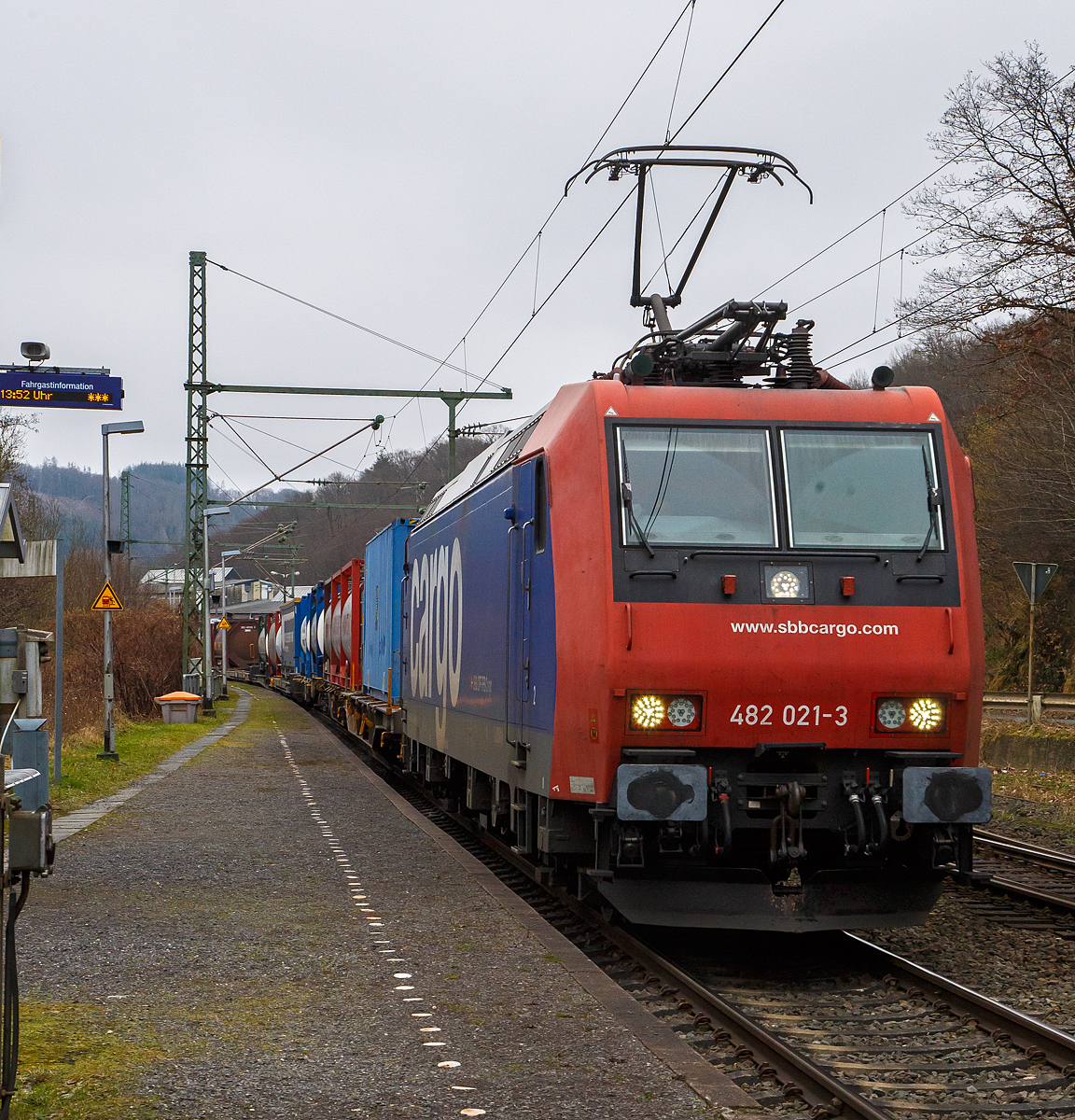 Die an die TX Logistik AG vermietete Re 482 021-3 (91 85 4482 021-3 CH-SBBC) der SBB Cargo AG fährt am 15.01.2022, mit einem HUPAC-KLV/Container-Zug durch Scheuerfeld (Sieg) in Richtung Köln.

Die TRAXX F140 AC1 wurde 2003 von Bombardier in Kassel unter der Fabriknummer 33578 gebaut und an die SBB Cargo AG geliefert. Sie hat die Zulassungen und Zugbeeinflussungssysteme für die Schweiz und Deutschland.