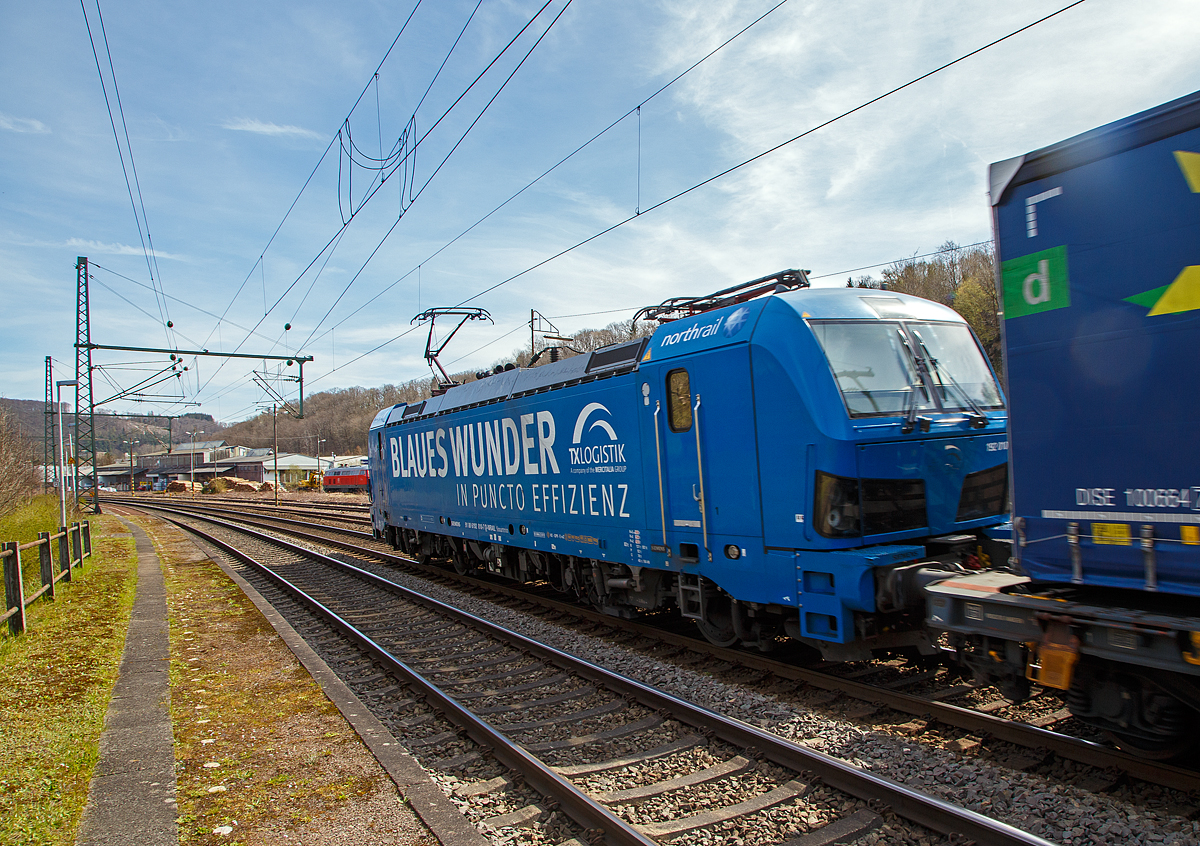 Die an die TX Logistik AG (Troisdorf) vermietete Siemens Smartron 192 010-7 „Blaues Wunder in Puncto Effizienz “ (91 80 6192 010-7 D-NRAIL) der northrail GmbH (Hamburg), fährt am 012.04. 2022 mit einem KLV-Zug durch Scheuerfeld (Sieg) in Richtung Siegen, von wo es dann über die Dillstecke in Richtung Süden geht. 

Die Siemens Smartron wurde 2019 von Siemens Mobilitiy in München-Allach unter der Fabriknummer 22680 gebaut und an die Paribus Rail Portfolio III GmbH & Co. KG (Hamburg) die die Lok für die northrail GmbH (Hamburg) finanziert hat. Die Smartron Lokomotiven sind bekanntlich abgespeckte rein für Deutschland konzipierte Wechselstrom-Lokomotiven und sind so auch nur für Deutschland zugelassen.

TX Logistik AG mit Sitz in Troisdorf gehört zur Mercitalia Gruppe die wiederum zur italienischen Staatsbahn Ferrovie dello Stato Italiane (FS) gehört.
