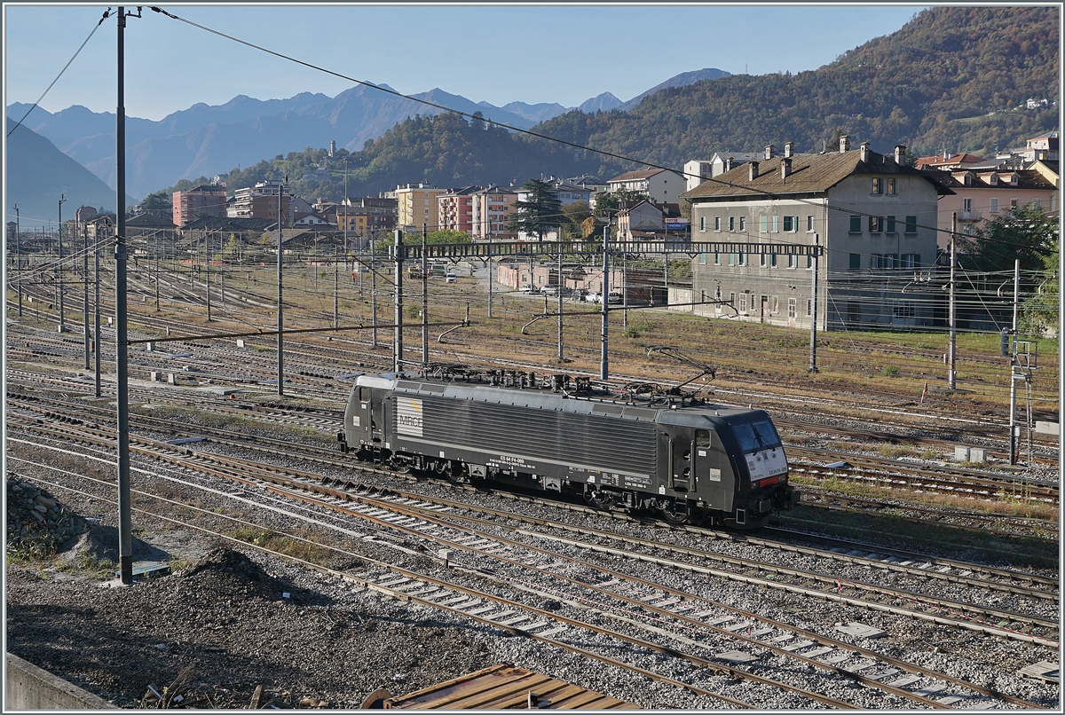Die aus Richtung Brig gekommene E 189 999-6 / ES 64 F4 099 (UIC 91 80 6189 999-6 D-DISPO Class 189VE) Domodossola auf der Güterzugsumfahrungsstrecke auf dem Weg nach Domo II. 

28. Oktober 2021