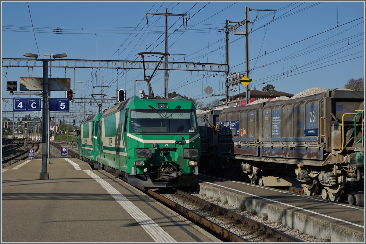 Die beiden Ge 4/4 21 und 22 umfahren ihren Zug 

19. April 2018