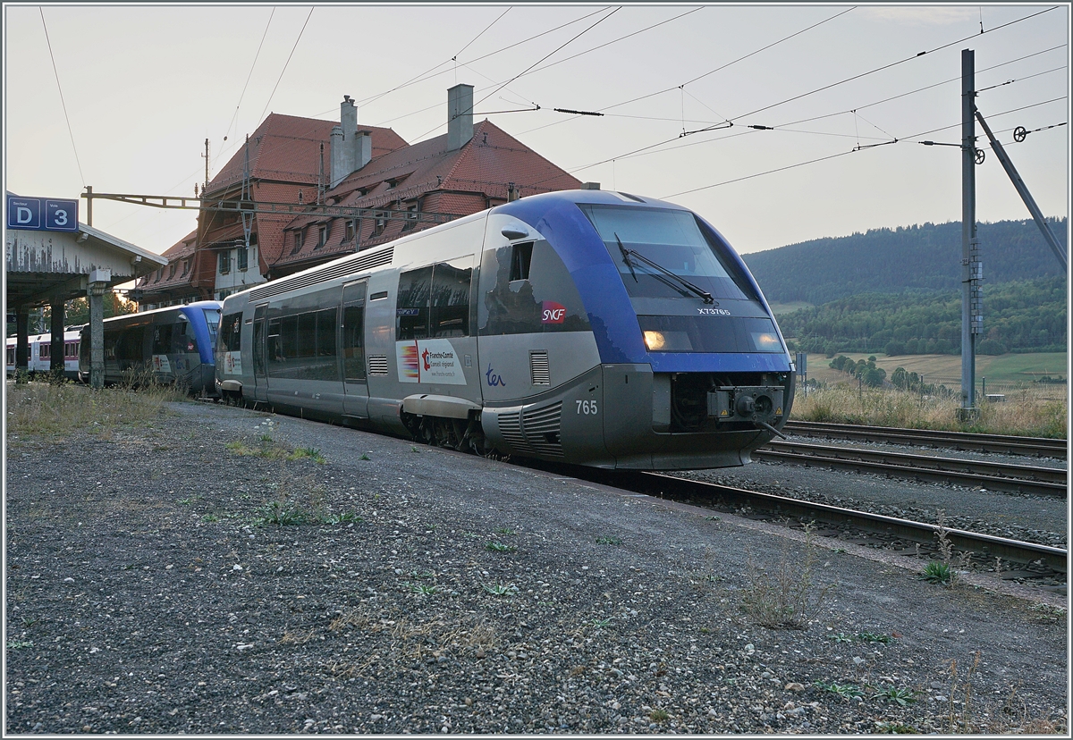 Die beiden SNCF X 73765 und X 73799 verlassen Vallorbe als TER nach Frasne.
Da der Zug bereits um 6:55 fährt, dürfte es, zumindest für dieses Jahr lichttechnisch kaum mehr möglich sein diese Bild zu machen. 

15. August 2022