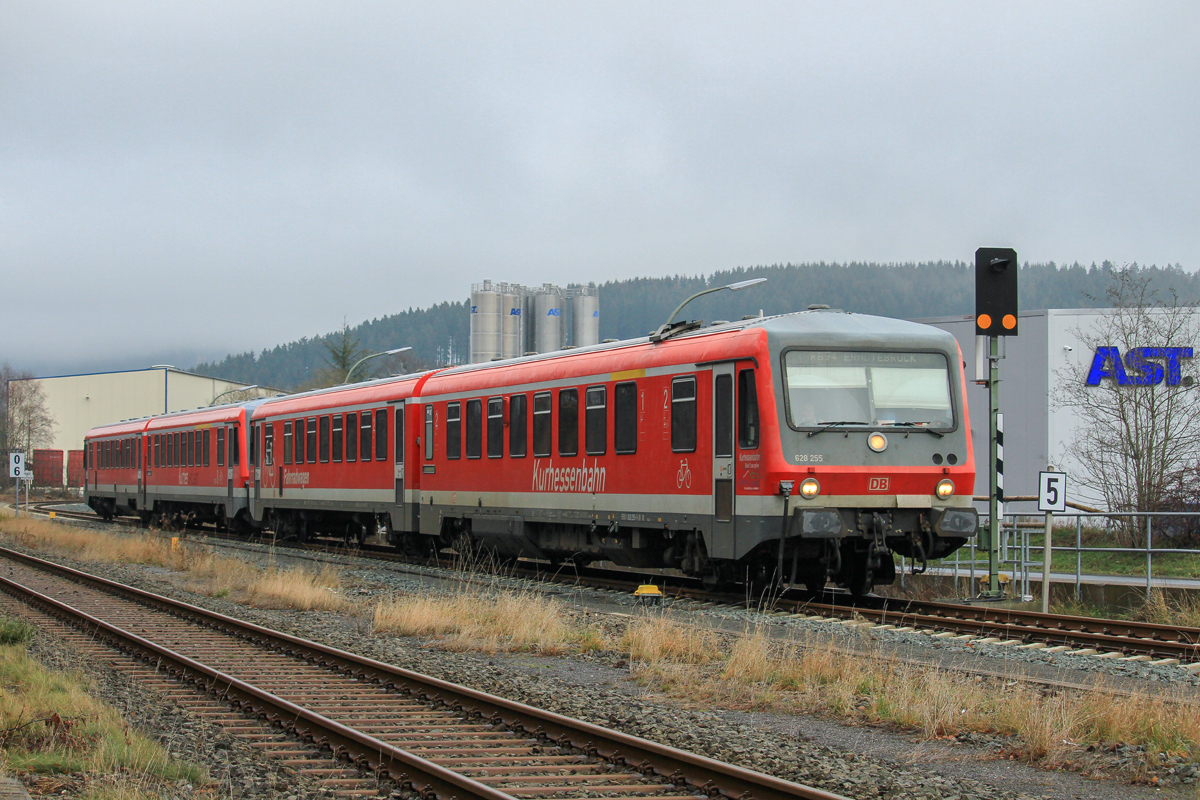 Die beiden Triebzüge 628 225 und 628 255  Stadt Bad Laasphe  erreichen als RB 94 nach Erndtebrück ihren Endbahnhof.
Eine solche Formation, gerade Sonntags, auf der oberen Lahntalbahn zu sehen, ist ein wirklicher Glücksfall.
Das Bild entstand am 25.11.2018 um 11:50 Uhr.