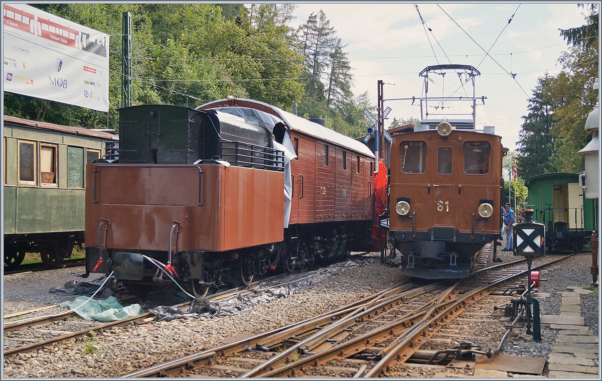 Die Bernina Bhan Ge 4/4 81 rangiert in Chaulin und gibt den Blick frei auf eine weiters Bernina Fahrzeug: die Xrot 1052 von 1912.
19. August 2018